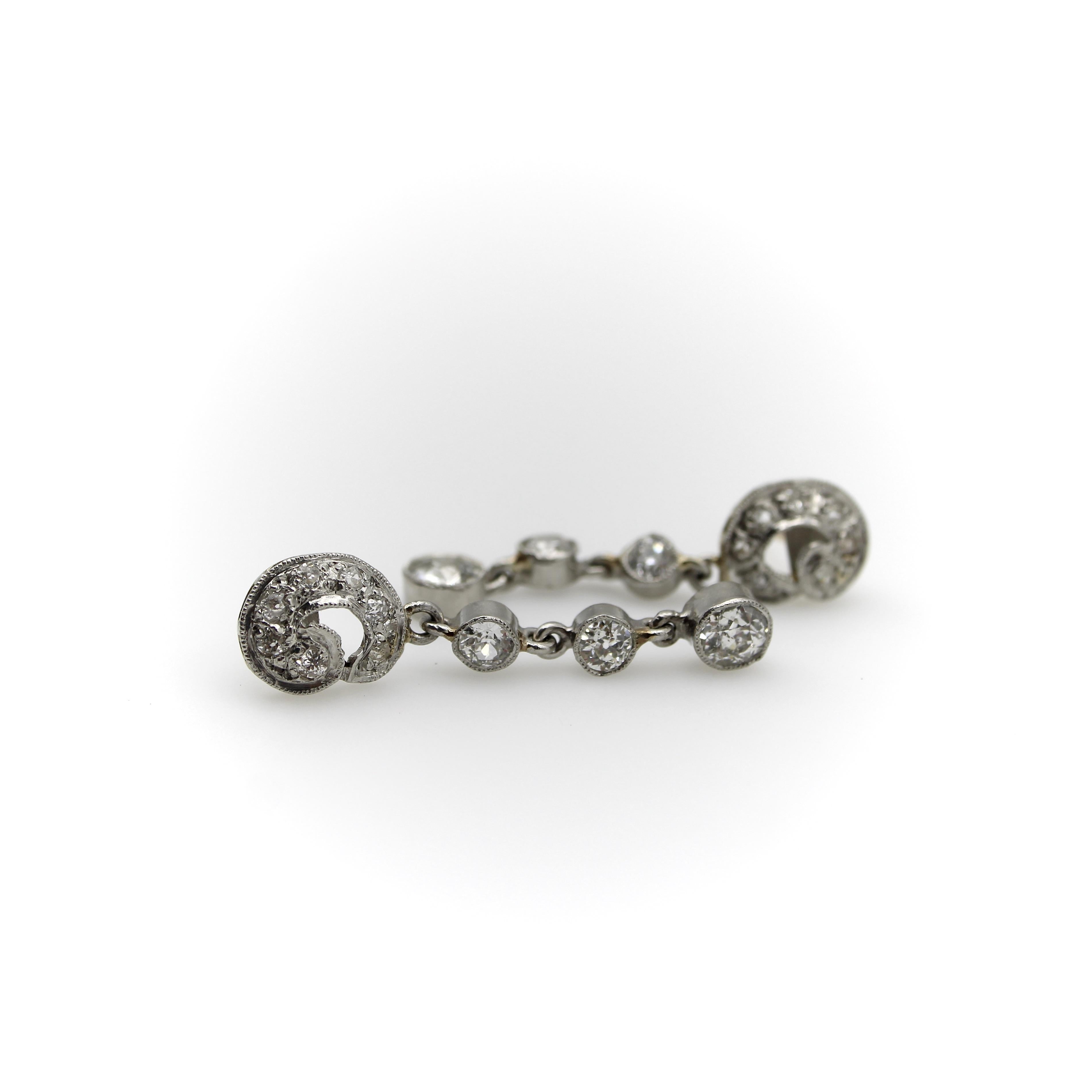 Boucles d'oreilles pendantes édouardiennes en platine et diamant de taille européenne ancienne Bon état - En vente à Venice, CA