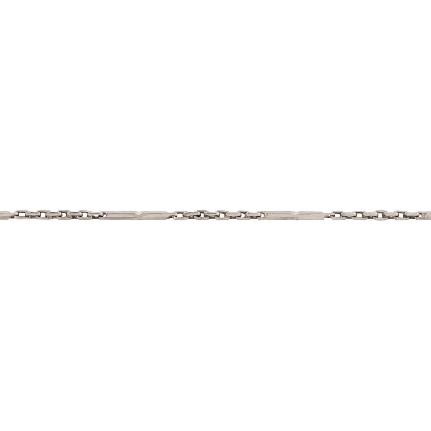 ¡Un collar de cadena intemporal y hermoso de la época eduardiana (ca1910s)! Elaborado en platino, este collar está compuesto por eslabones de cable y eslabones rectangulares alternados. Los eslabones rectangulares están decorados con un diseño