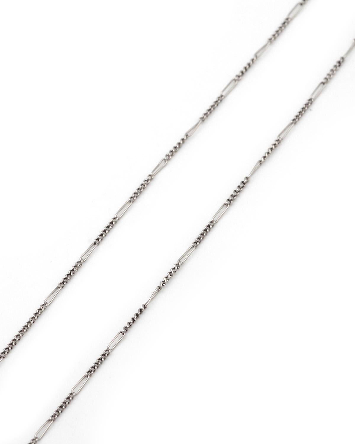 Edwardian platinum chain with alternating links. Platinum chain with rectangular links alternating with 6 small curb links. The chain measures 47 cm. Antique chain, early 20th century, France.

Partially legible dog head hallmark.

Length: 47 cm -