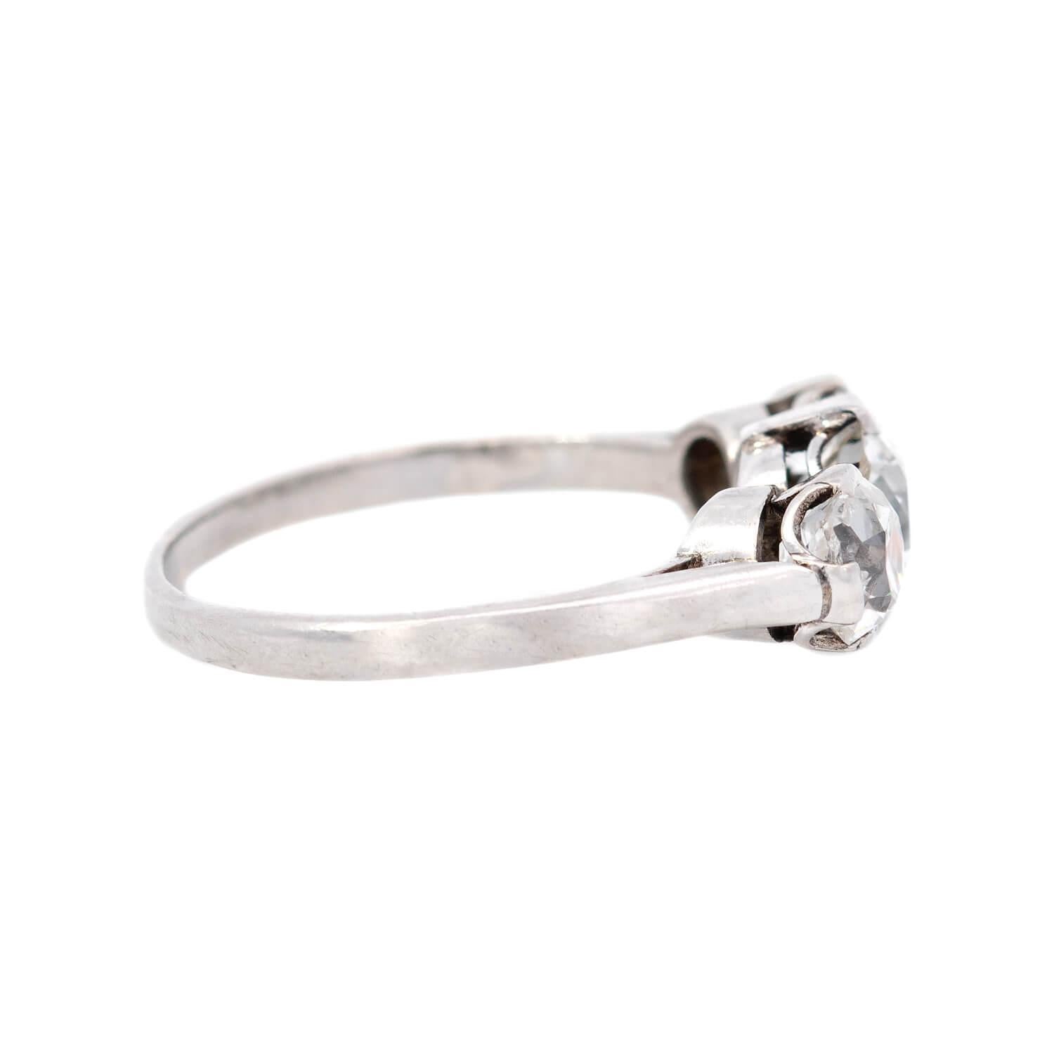 Anillo Eduardiano de Platino y Diamantes de 3 Piedras Corte europeo antiguo en venta