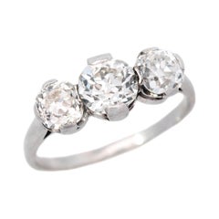 Bague édouardienne en platine à 3 pierres et diamants