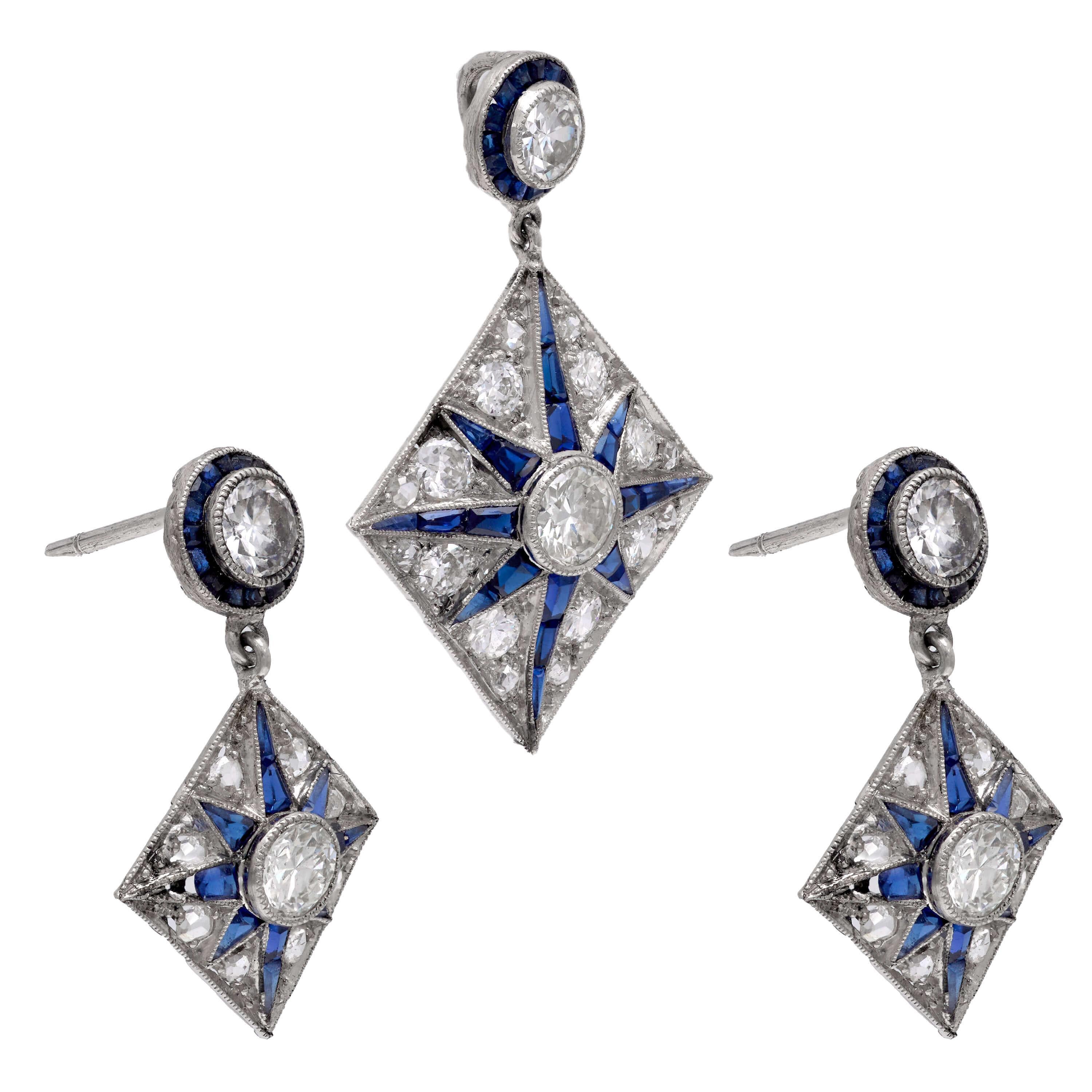Un bellissimo set di orecchini e pendenti di epoca edoardiana (ca. 1900)! Questo splendido set di 3 pezzi inizia con un paio di orecchini scintillanti. Ogni orecchino inizia con una montatura circolare, che presenta un diamante centrale taglio