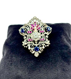 Broche eduardiano de platino con diamantes, hacia 1900, rubíes, zafiros y perlas