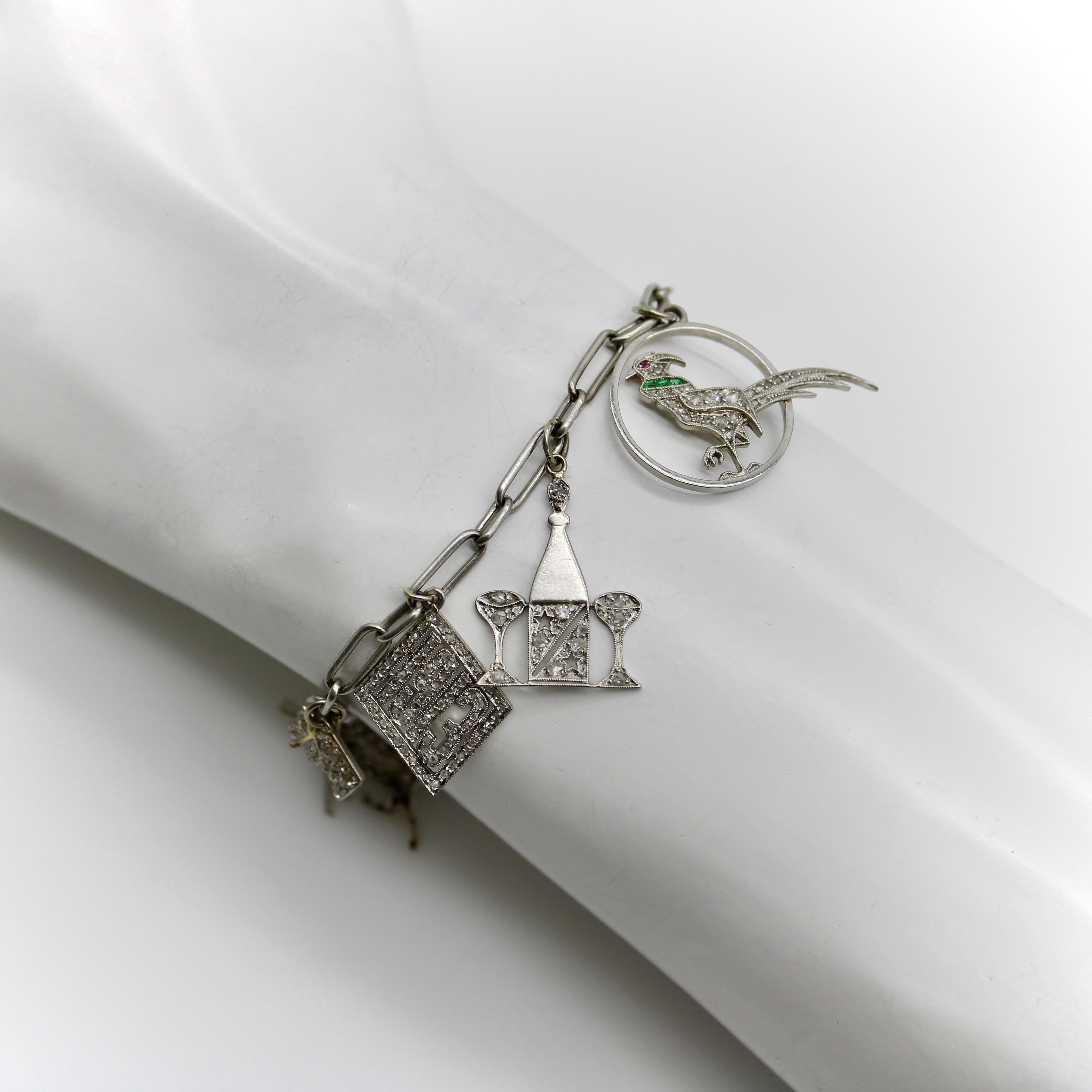 Edwardian Platin Diamant verkrustet phantasievollen Charme-Armband im Angebot 7