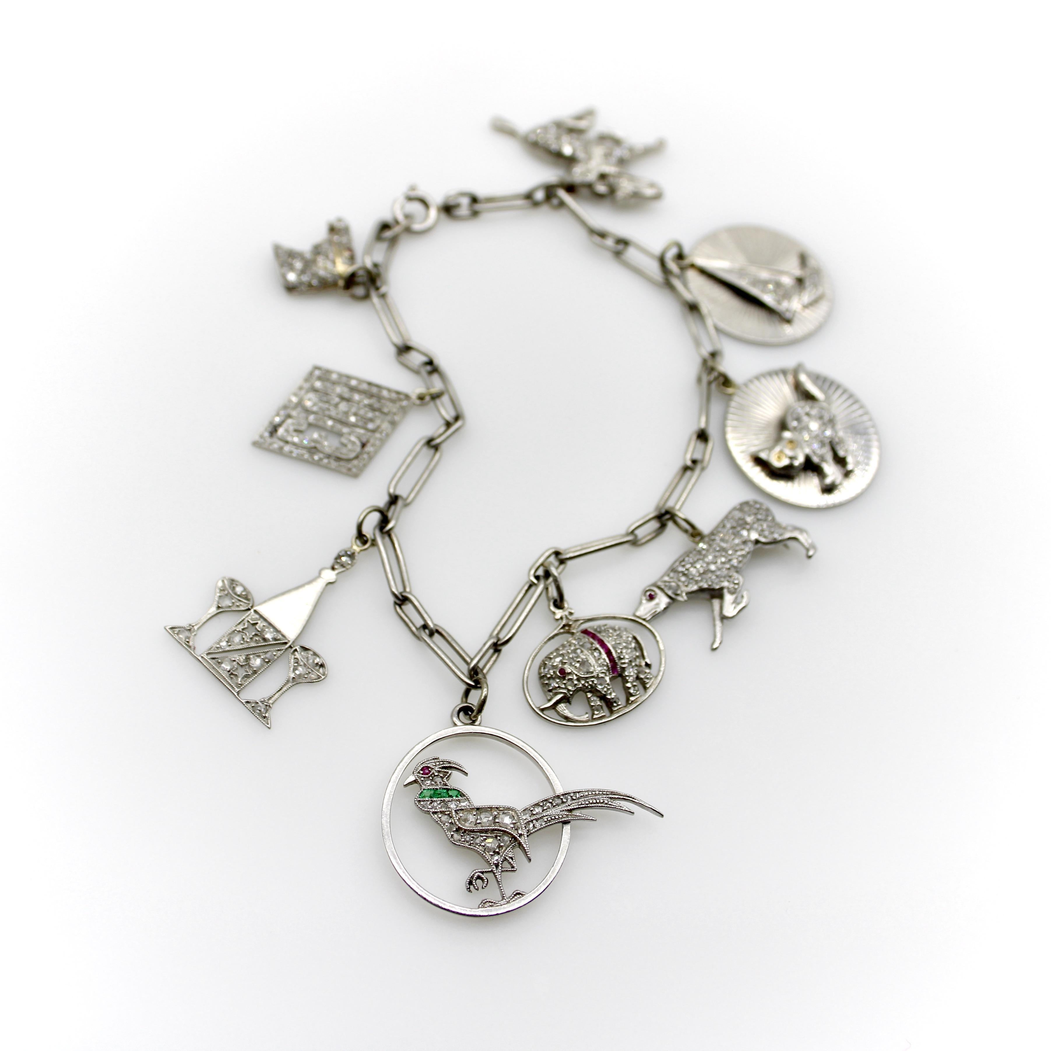 Edwardian Platin Diamant verkrustet phantasievollen Charme-Armband (Alteuropäischer Brillantschliff) im Angebot