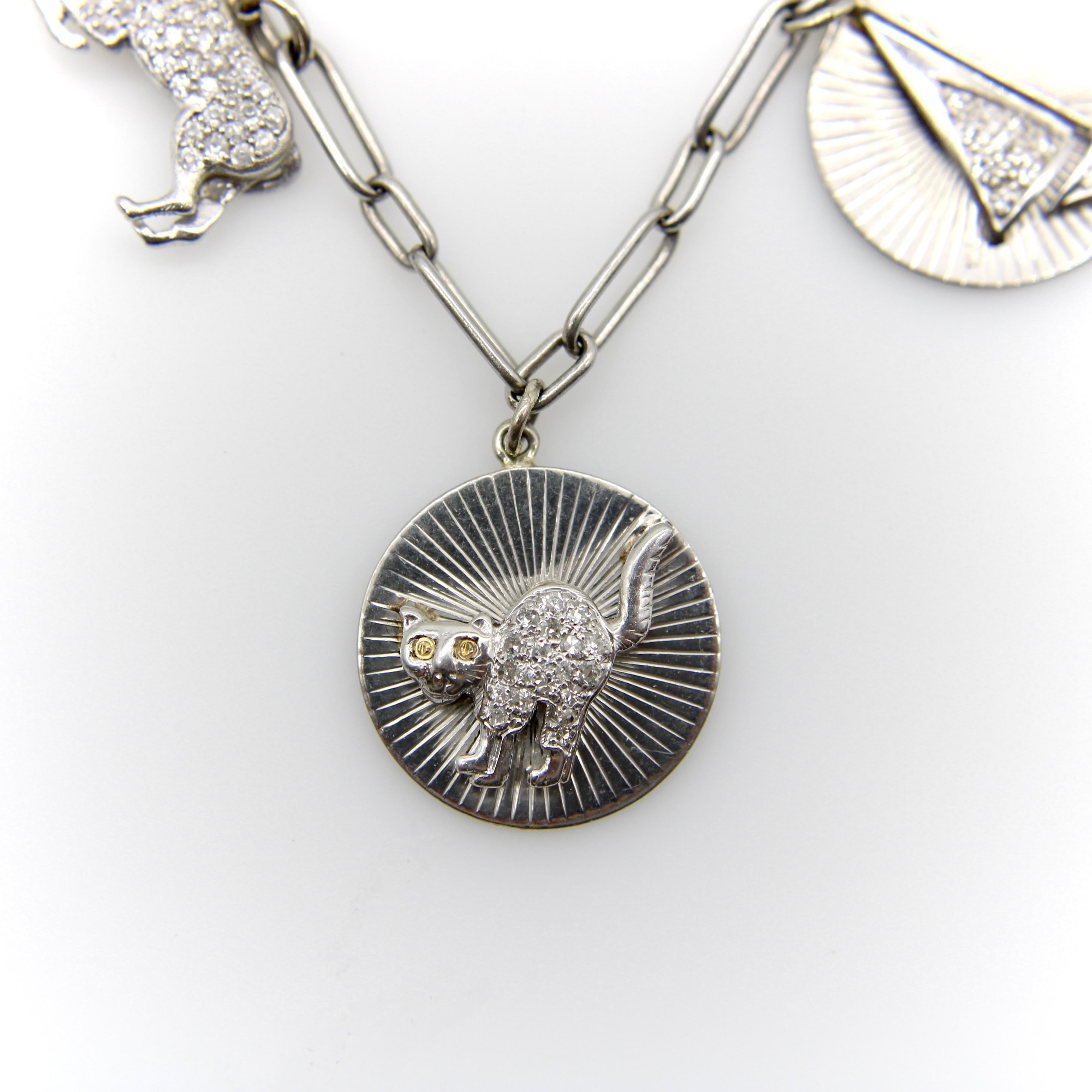 Edwardian Platin Diamant verkrustet phantasievollen Charme-Armband für Damen oder Herren im Angebot