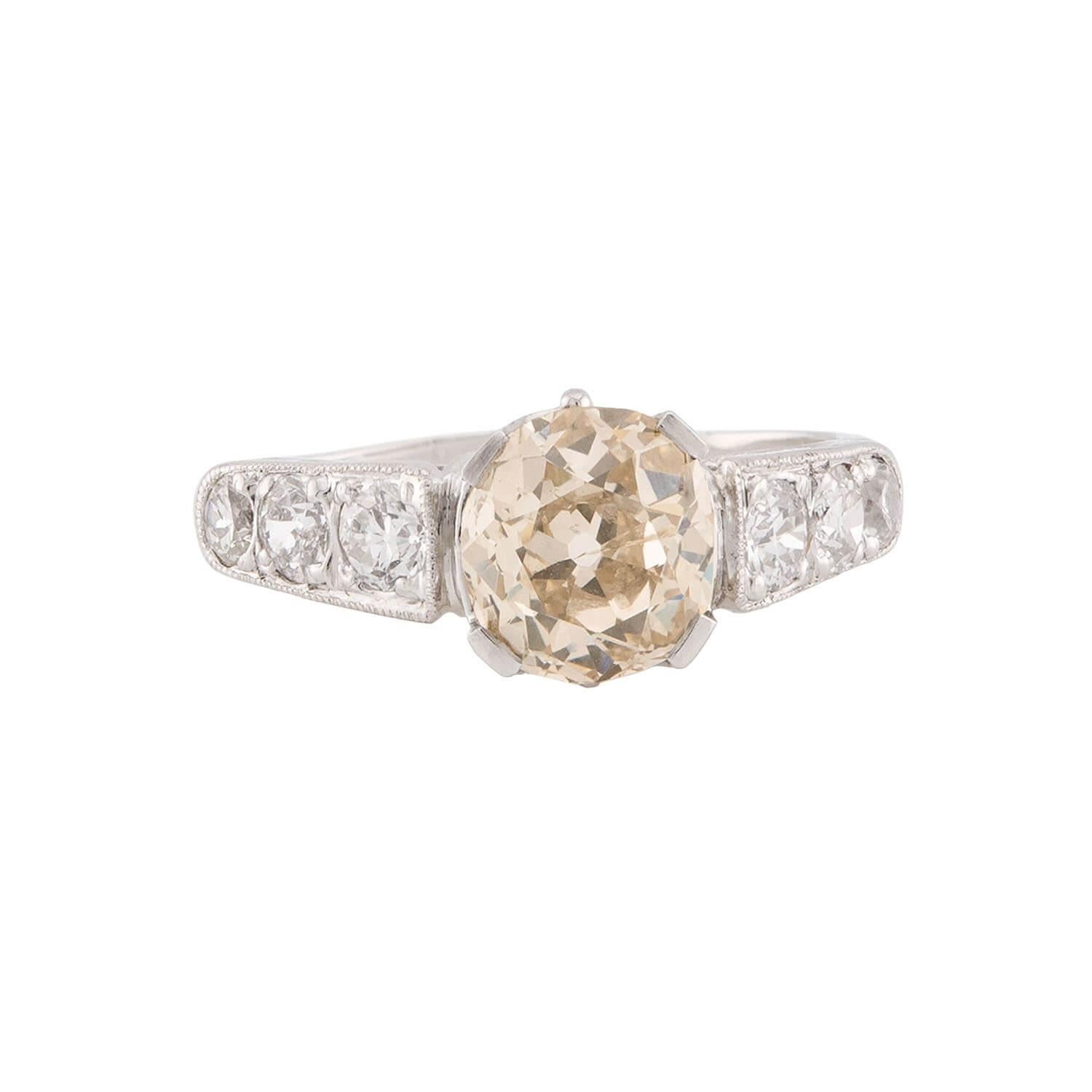 Une bague de fiançailles exquise de l'époque édouardienne (vers les années 1910) ! Réalisée en platine, cette bague est ornée d'un diamant central de 1,70 carat de taille coussin, serti dans une monture à quatre branches. Le diamant présente une