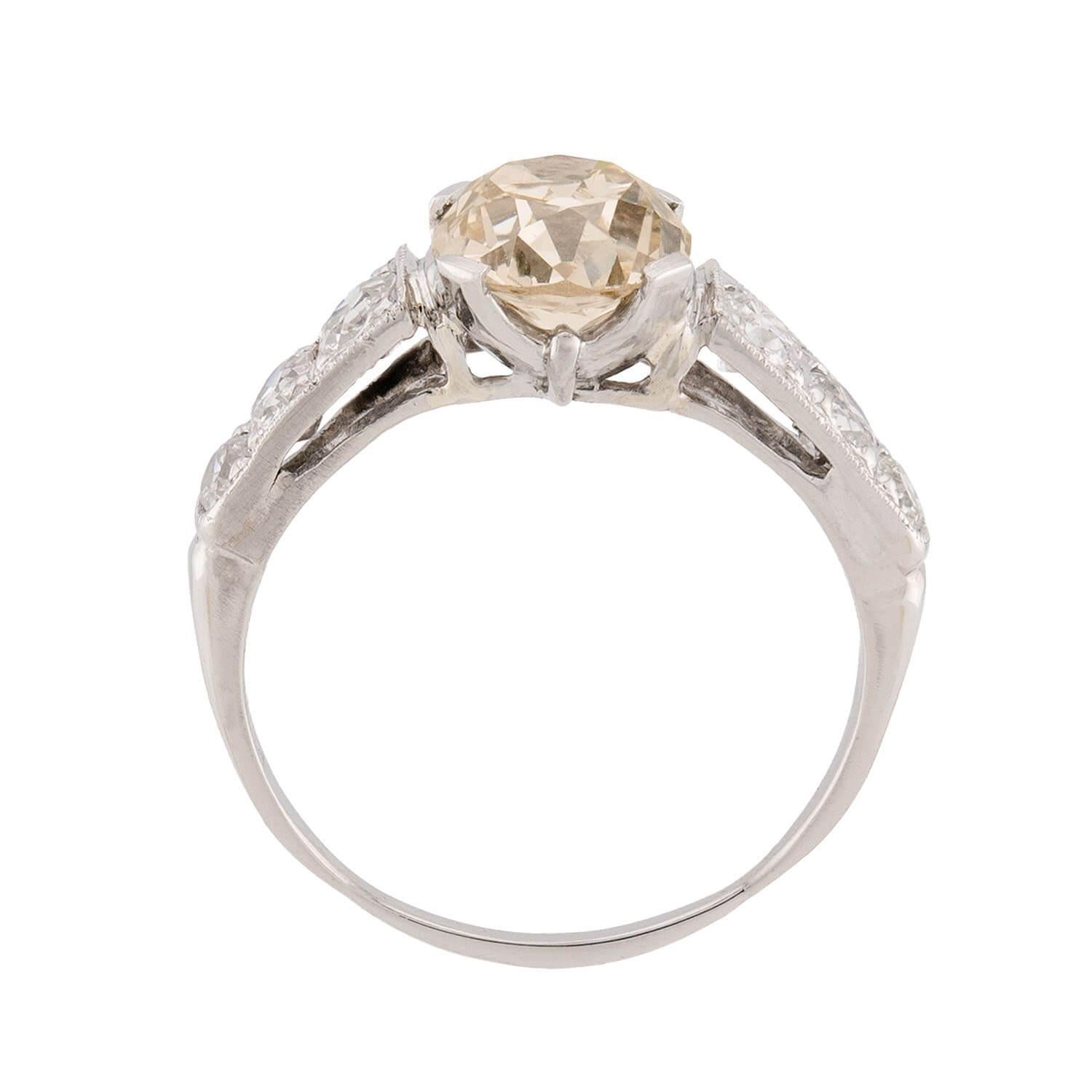 Taille coussin Bague de fiançailles édouardienne en platine avec diamant 1,70ct en vente