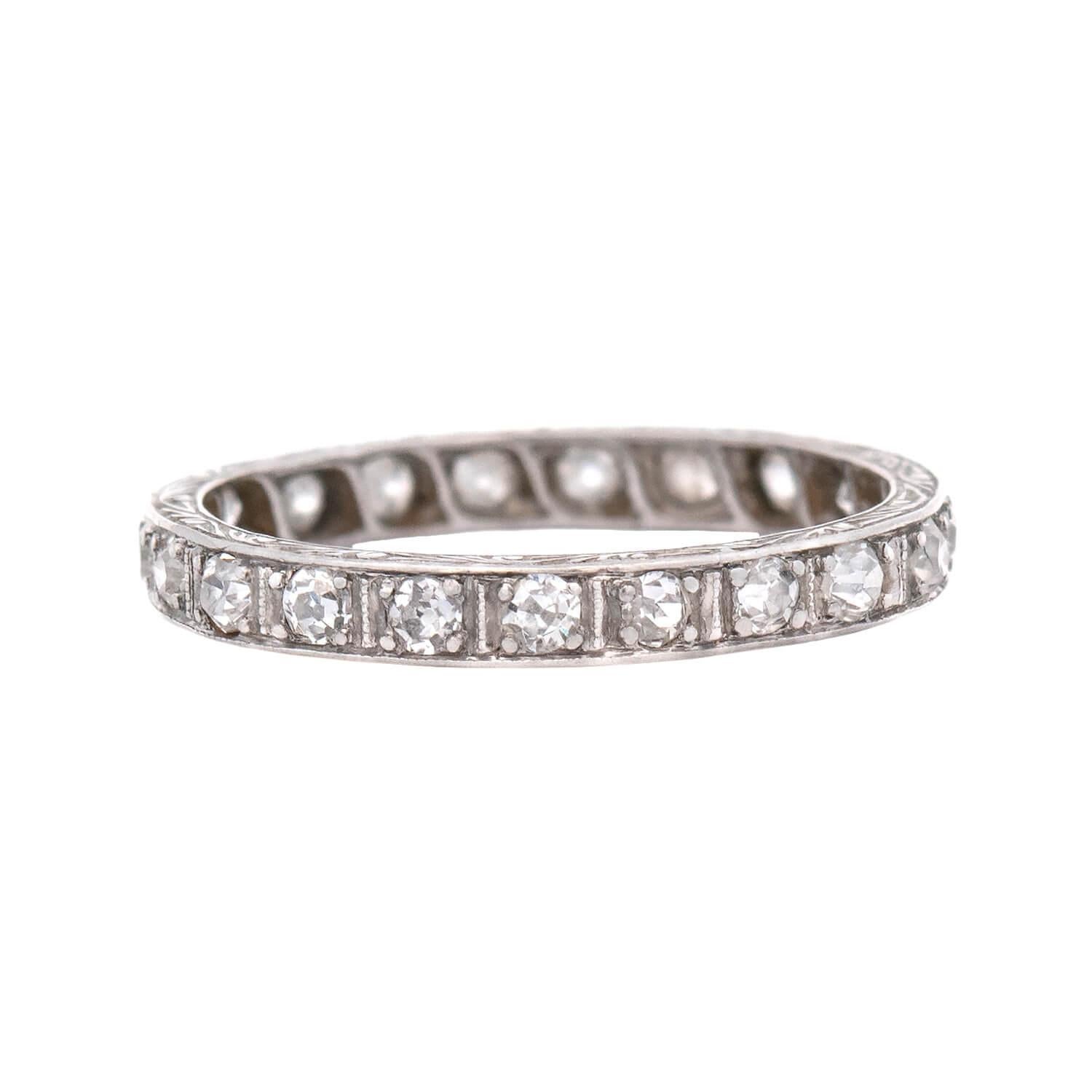 Un superbe bracelet d'éternité en diamant de l'époque édouardienne (vers les années 1910) ! Cette bague en platine, à la fois simple et classique, présente une rangée de diamants taille unique sertis dans un canal, qui font le tour de l'anneau en