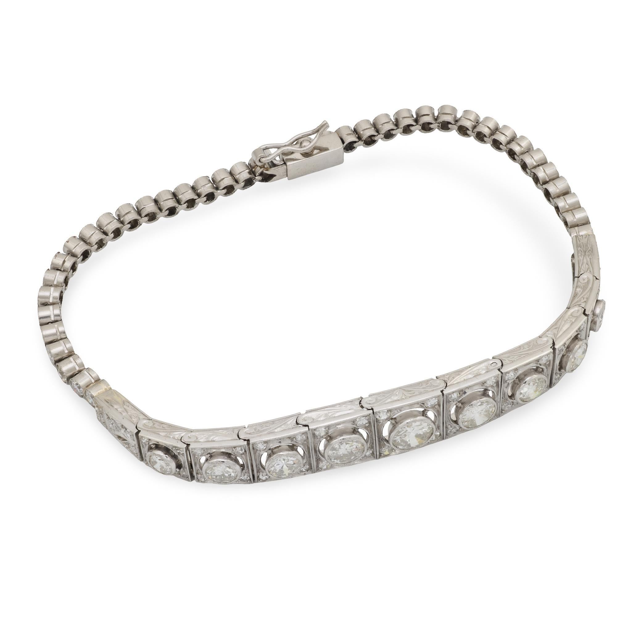 Un braccialetto di linea assolutamente stupefacente dell'epoca edoardiana (ca1910)! Realizzato in platino, questo bracciale è composto da 39 diamanti taglio vecchio europeo incastonati, che fungono da maglie flessibili. Il centro del bracciale è