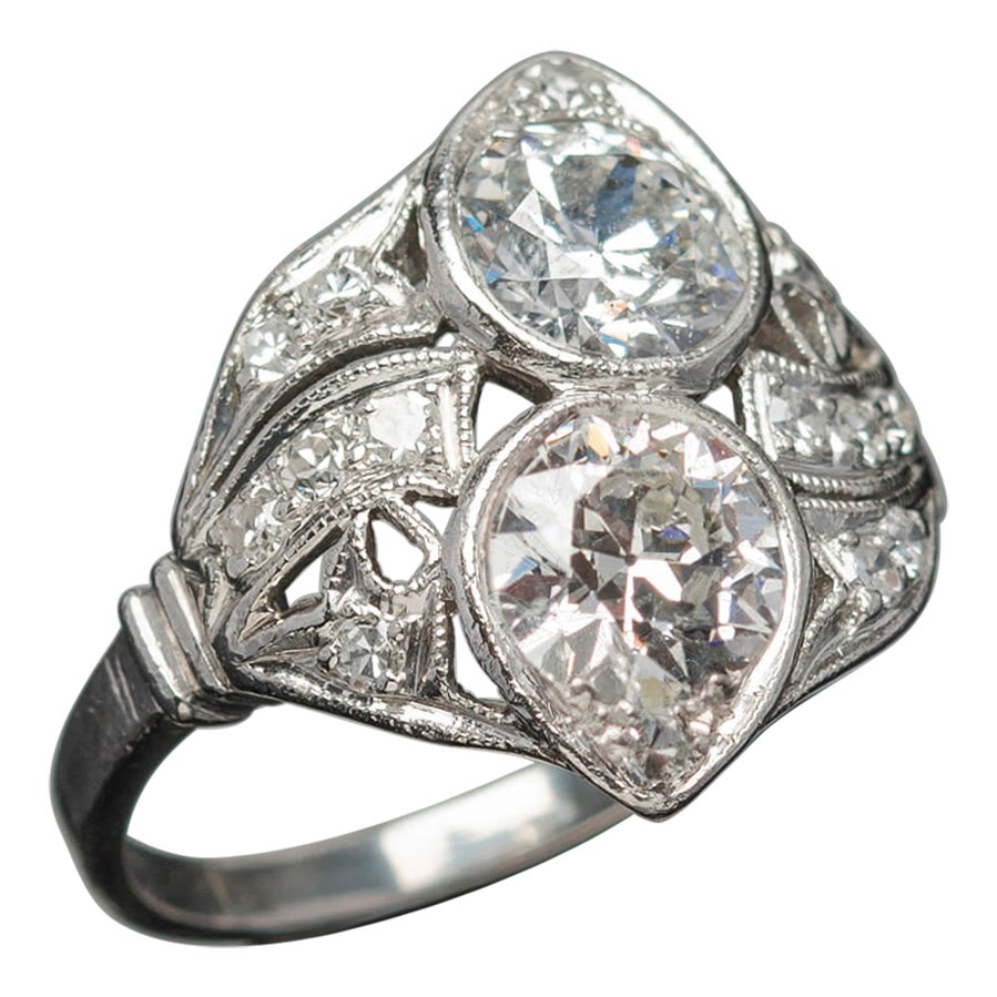 Diamantring aus edwardianischem Platin mit zwei Diamanten im alteuropäischen Schliff