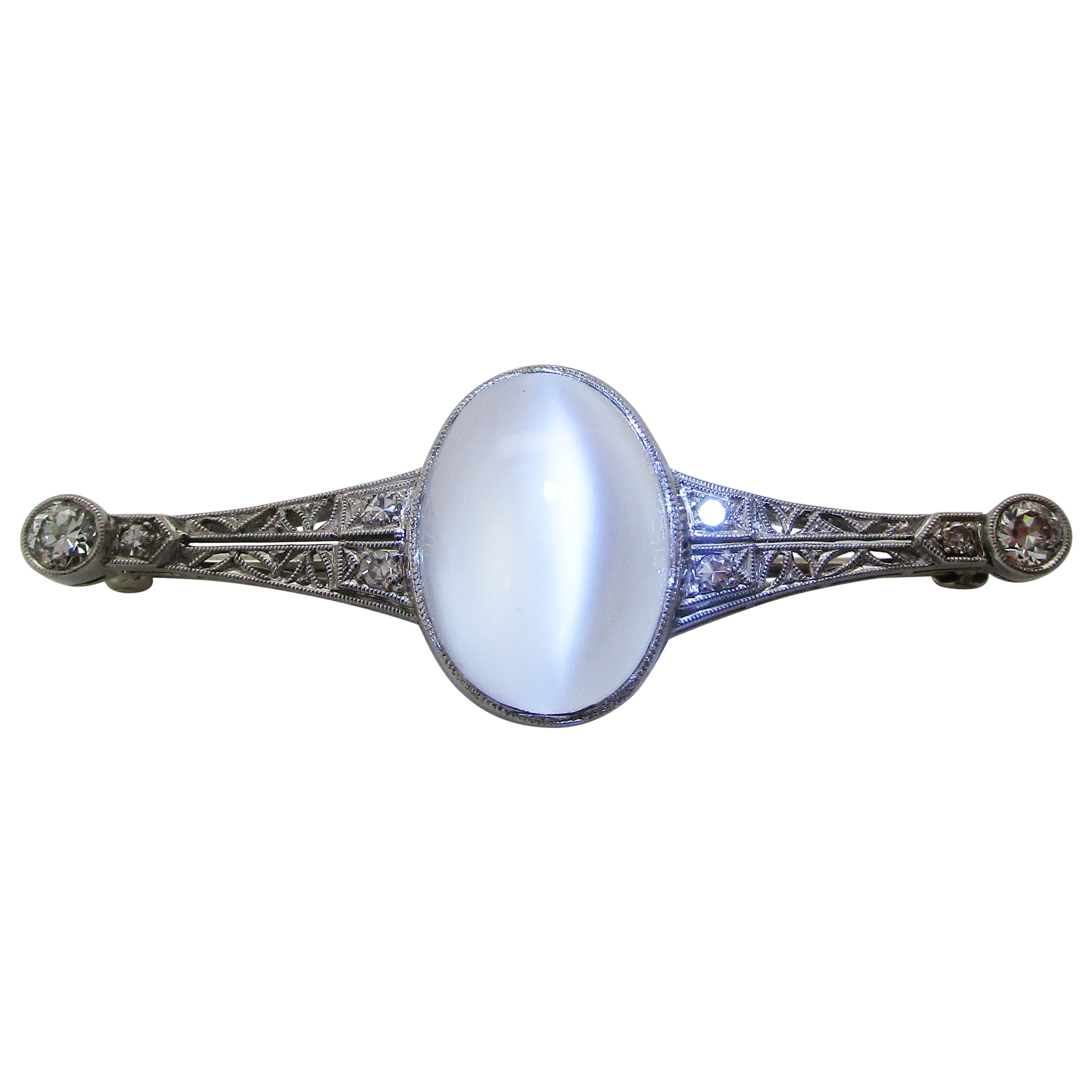 Épingle édouardienne en platine filigrane avec diamant et pierre de lune en œil de chat