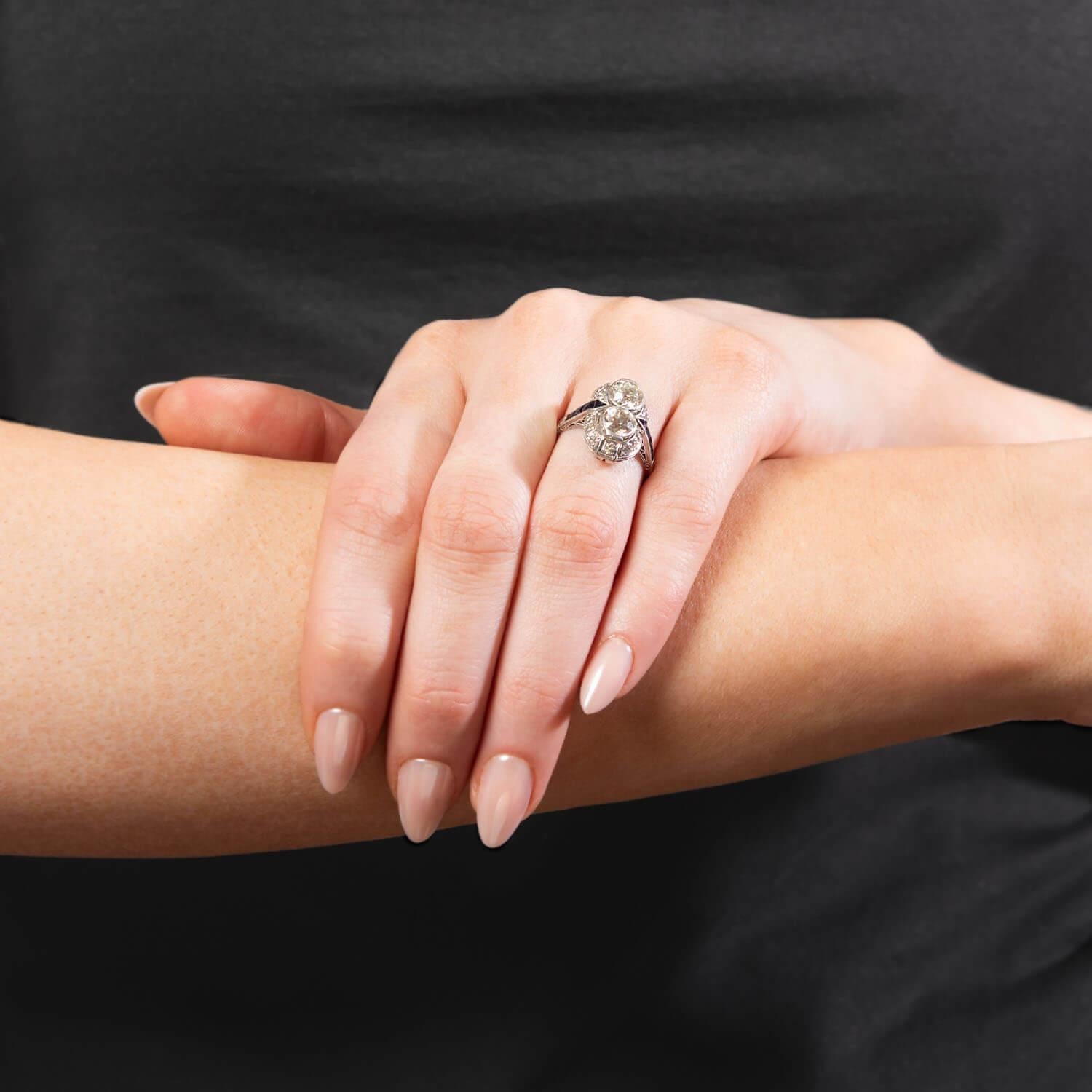 Donna Anello francese in platino edoardiano con diamante e zaffiro in vendita
