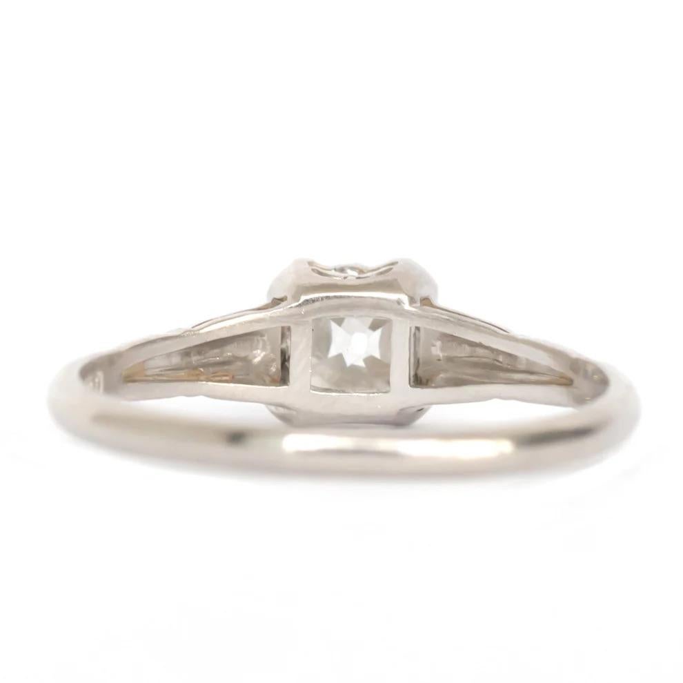 Bague de fiançailles de style édouardien en platine certifié GIA de 0,69 ct de diamant brillant en coussin Bon état - En vente à Hicksville, NY