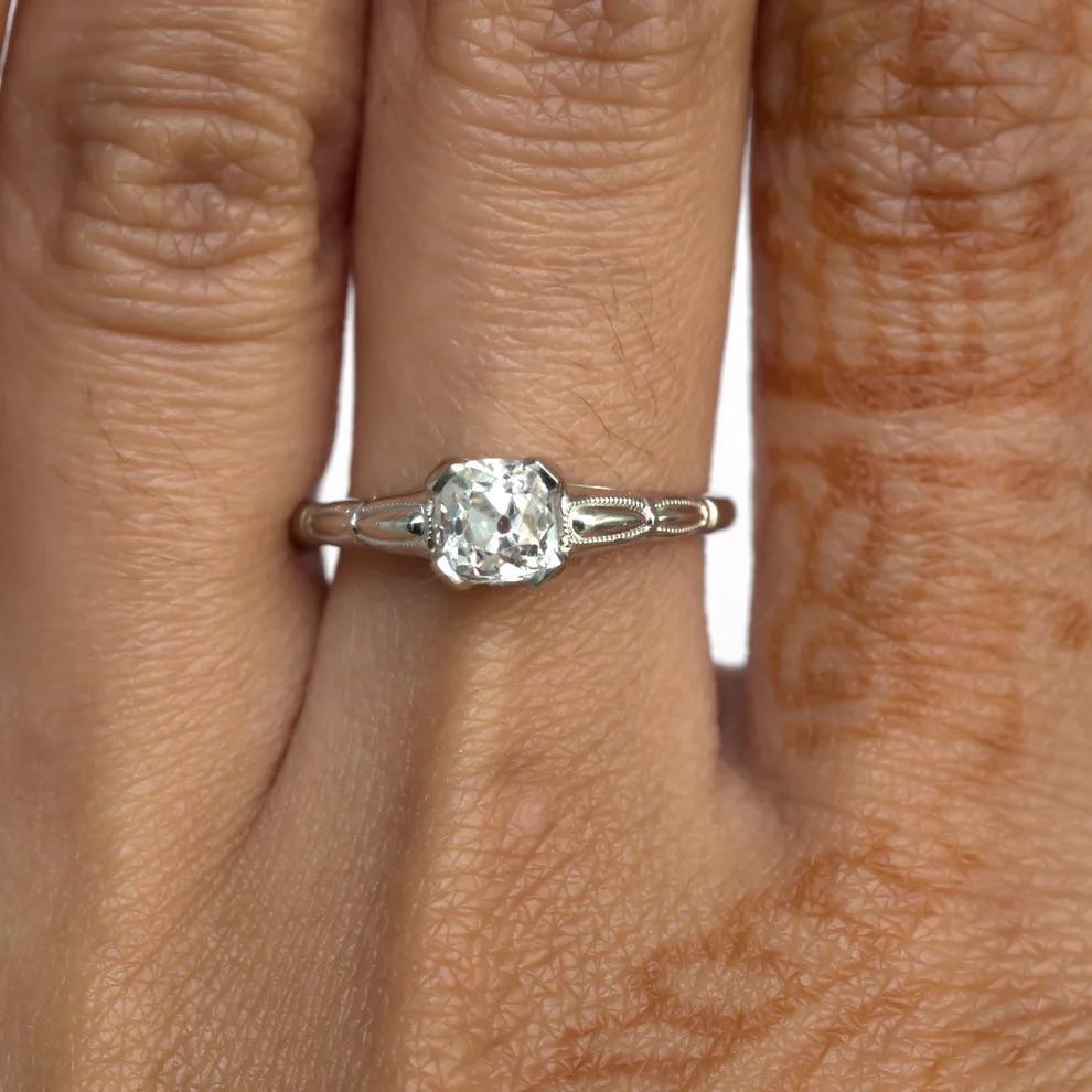 Bague de fiançailles de style édouardien en platine certifié GIA de 0,69 ct de diamant brillant en coussin en vente 1