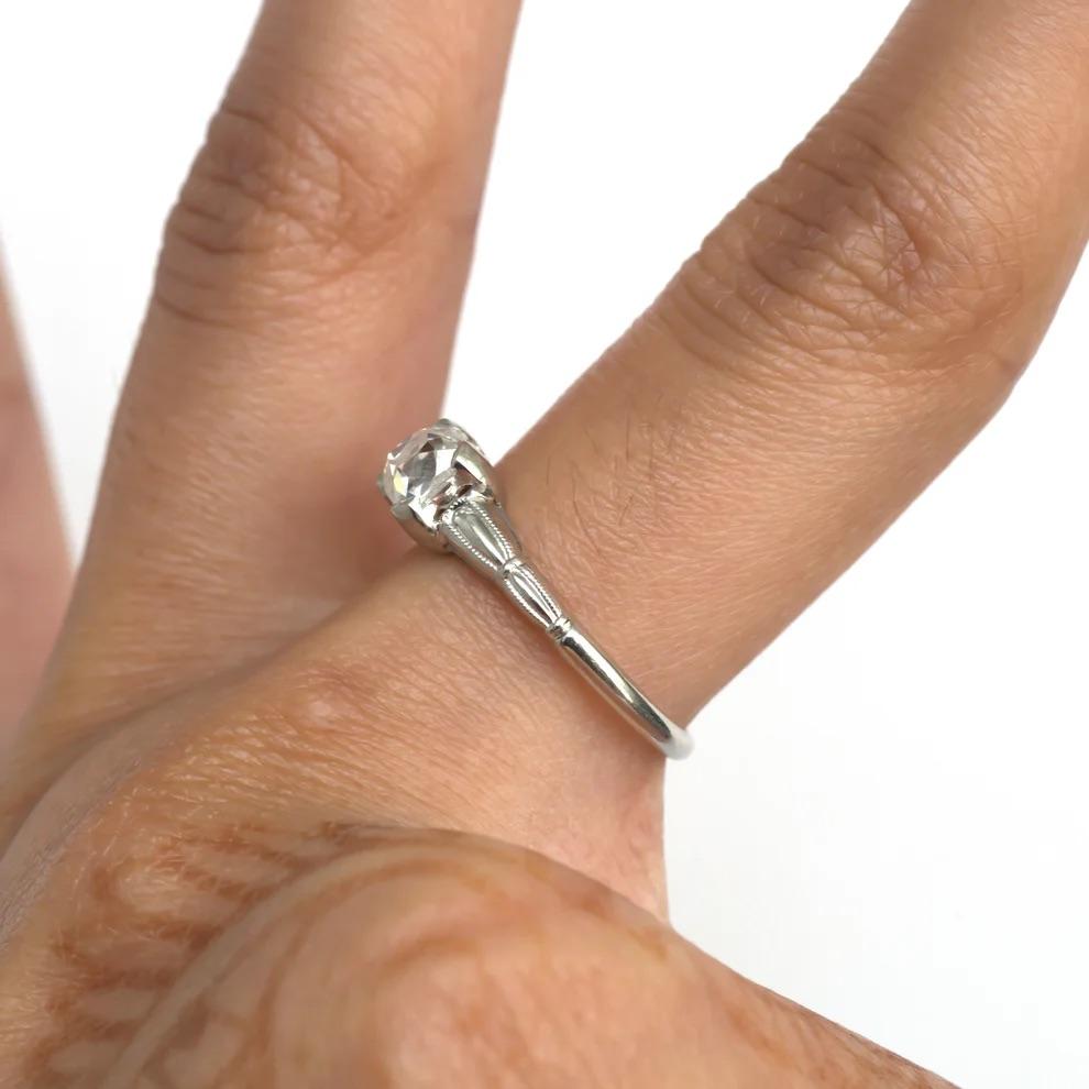 Bague de fiançailles de style édouardien en platine certifié GIA de 0,69 ct de diamant brillant en coussin en vente 2