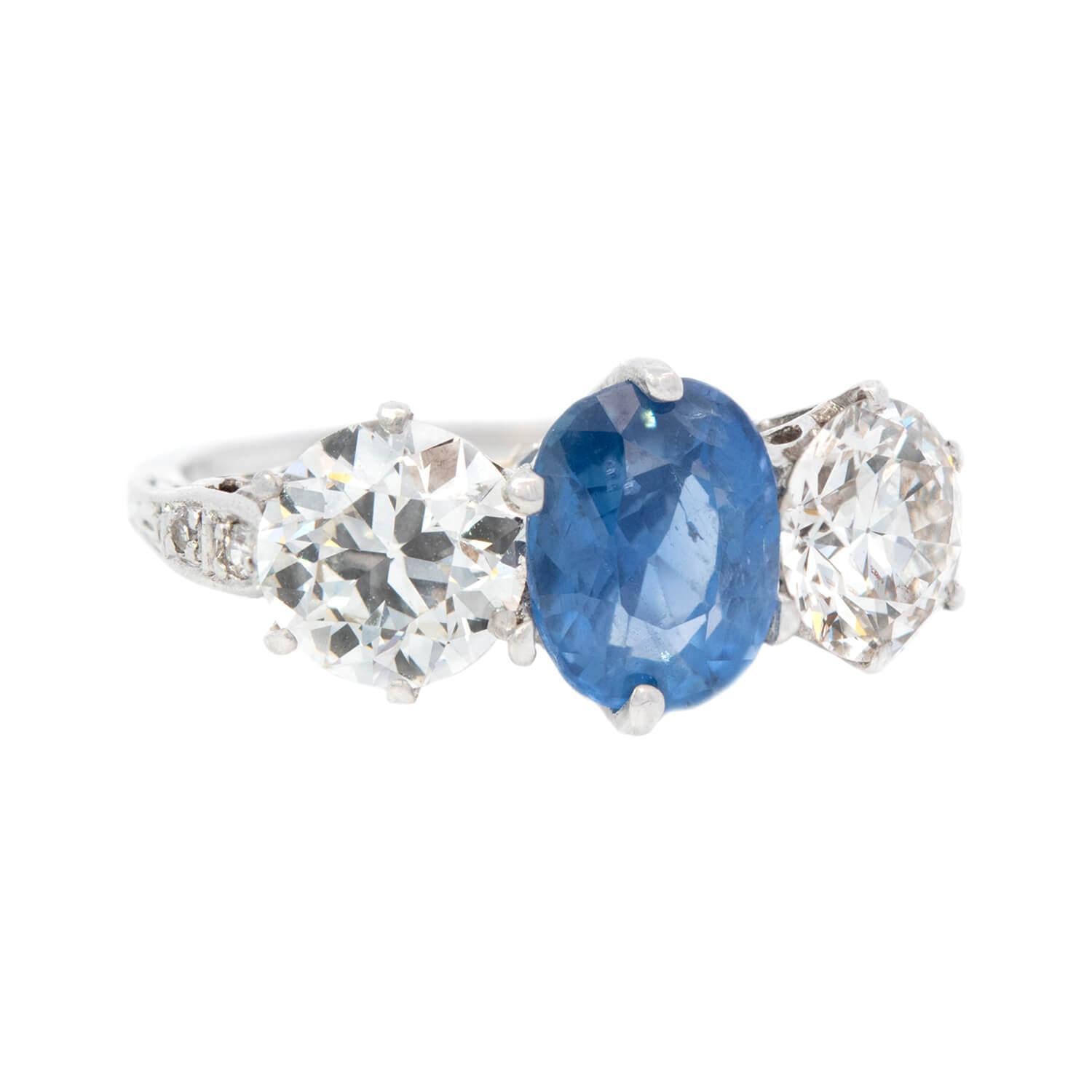 Ein exquisiter 3-Stein-Ring mit Saphiren und Diamanten aus der Edwardianischen Ära (ca. 1910)! Dieses schöne Stück ist aus Platin gefertigt und zeigt in der Mitte einen einzelnen Saphir, der zwischen zwei funkelnden Diamanten im alten europäischen