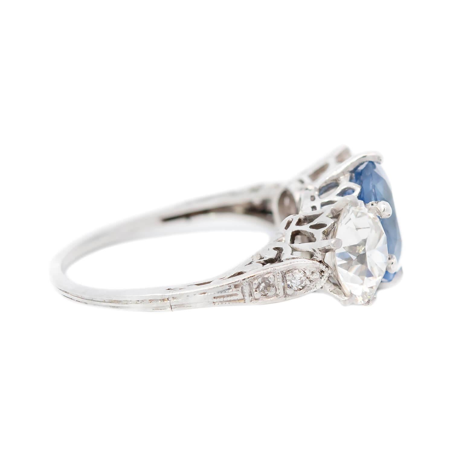 Edwardian Platin GIA No Heat Saphir und Diamant Drei Stein Ring (Kissenschliff) im Angebot