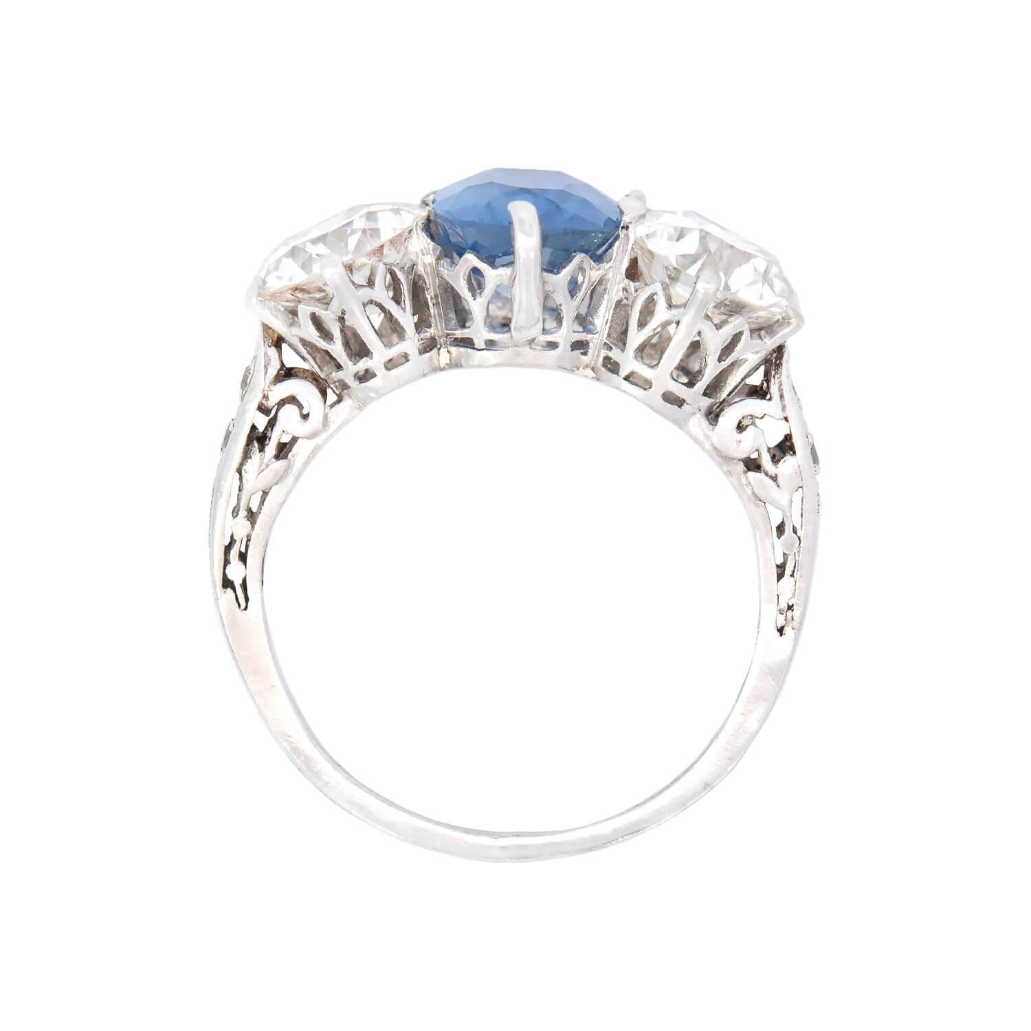 Edwardian Platin GIA No Heat Saphir und Diamant Drei Stein Ring im Zustand „Gut“ im Angebot in Narberth, PA