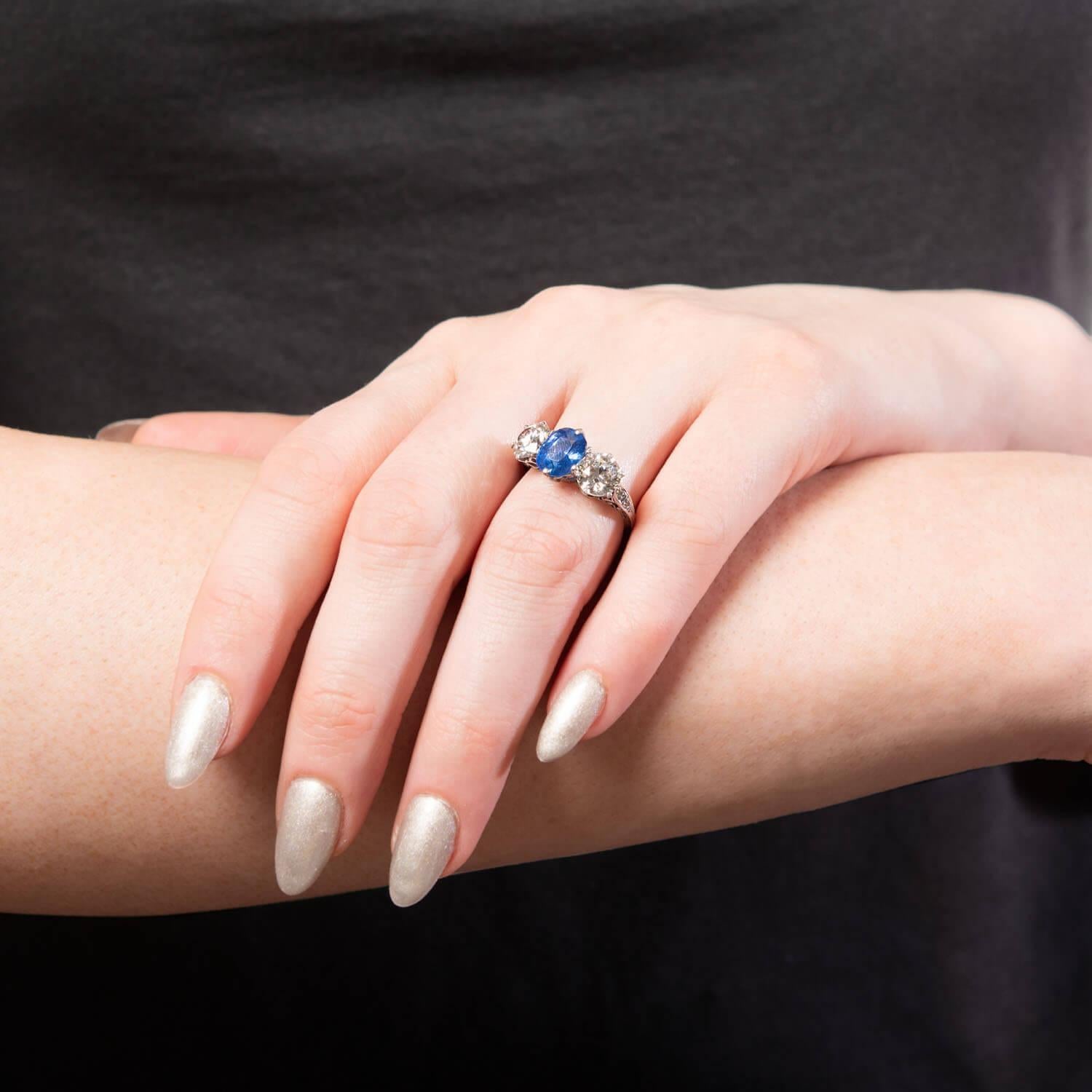 Edwardian Platin GIA No Heat Saphir und Diamant Drei Stein Ring im Angebot 1