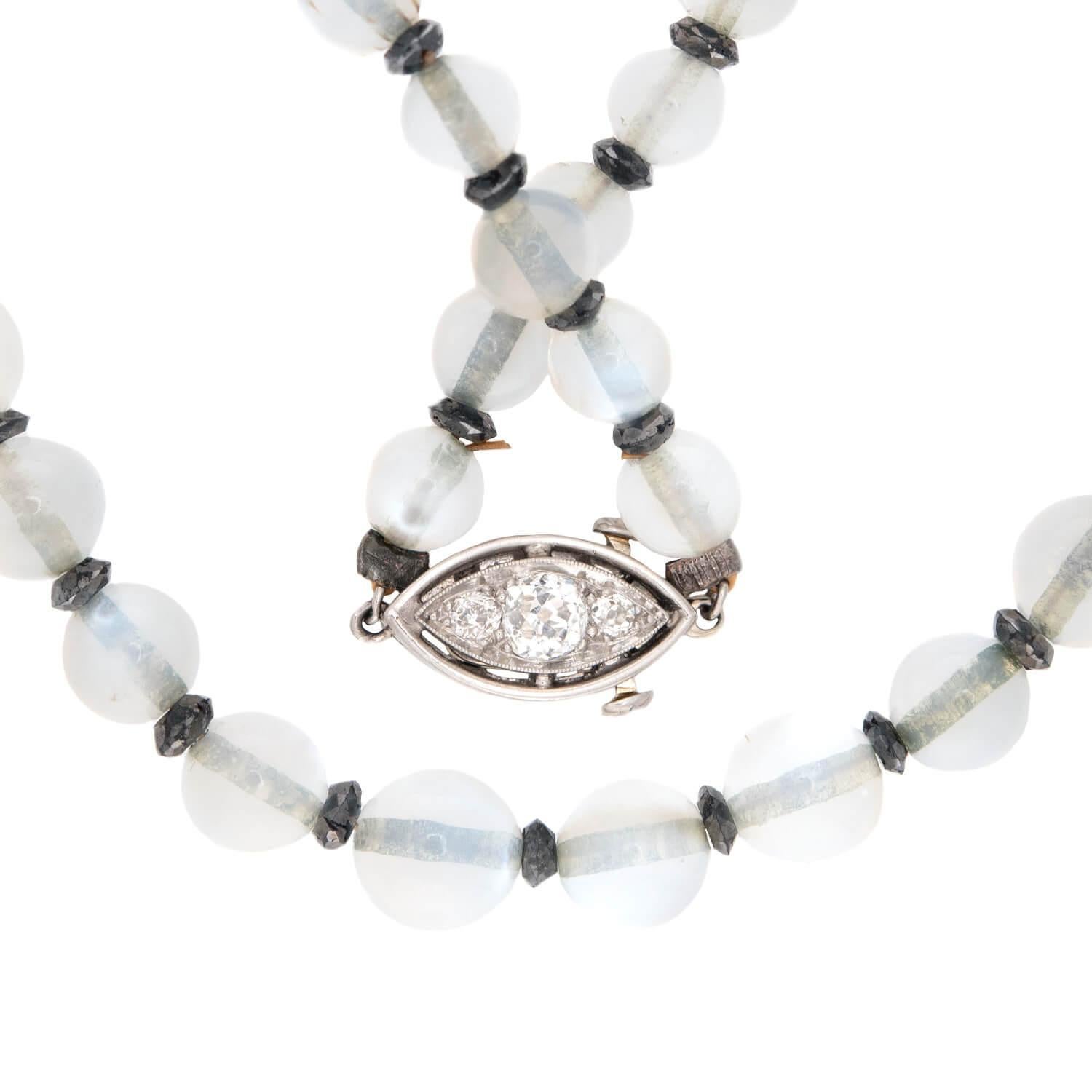 Taille ronde Collier édouardien en platine avec perles de pierre de lune et de diamant en vente