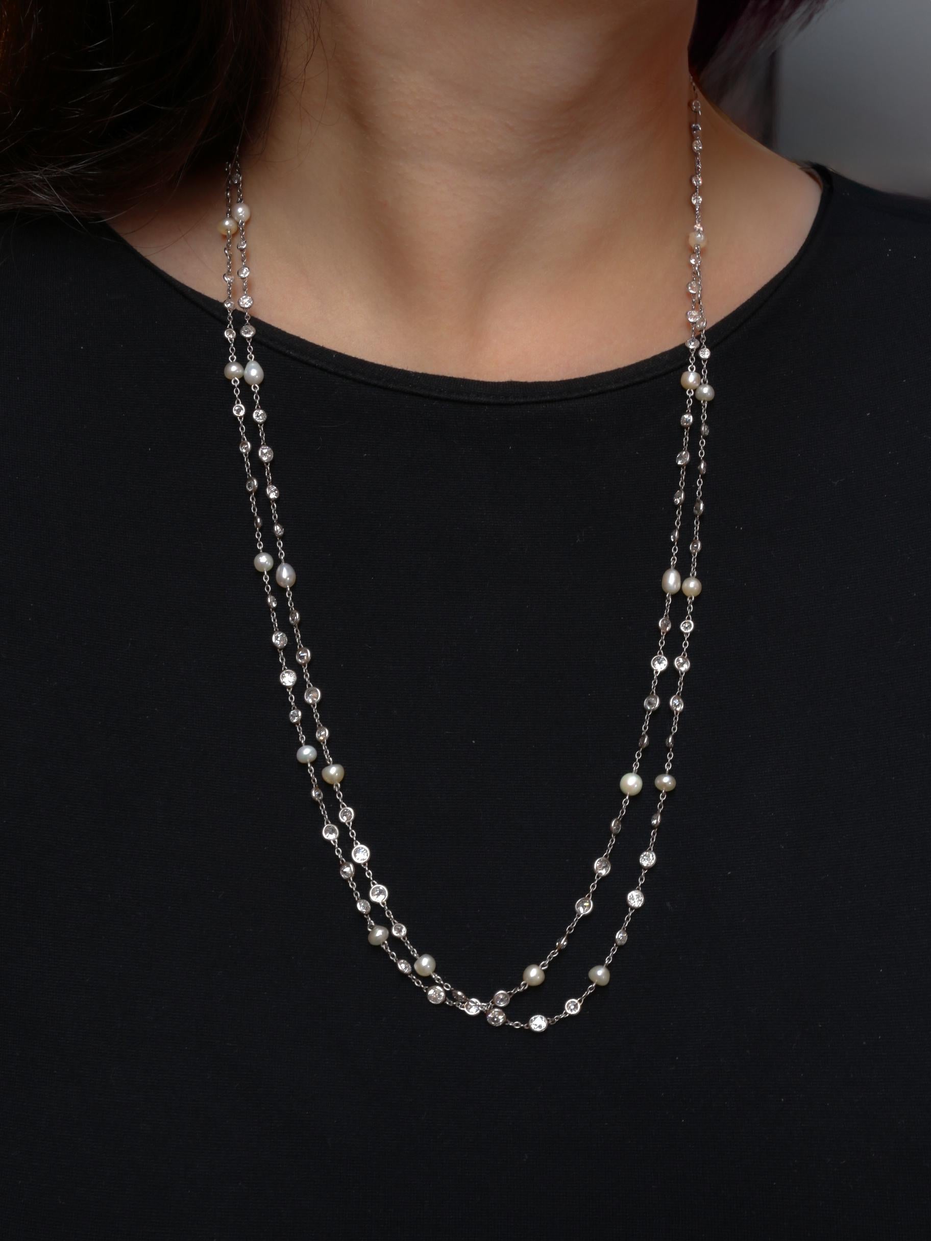 Collana lunga antica Belle Epoque in platino e oro con diamanti e perle naturali

Sautoir in platino e oro 18k (750°/°°) composto da una catena con 110 diamanti taglio vecchio per un peso totale di circa 16 carati e 27 perle naturali (3,5/4 mm).