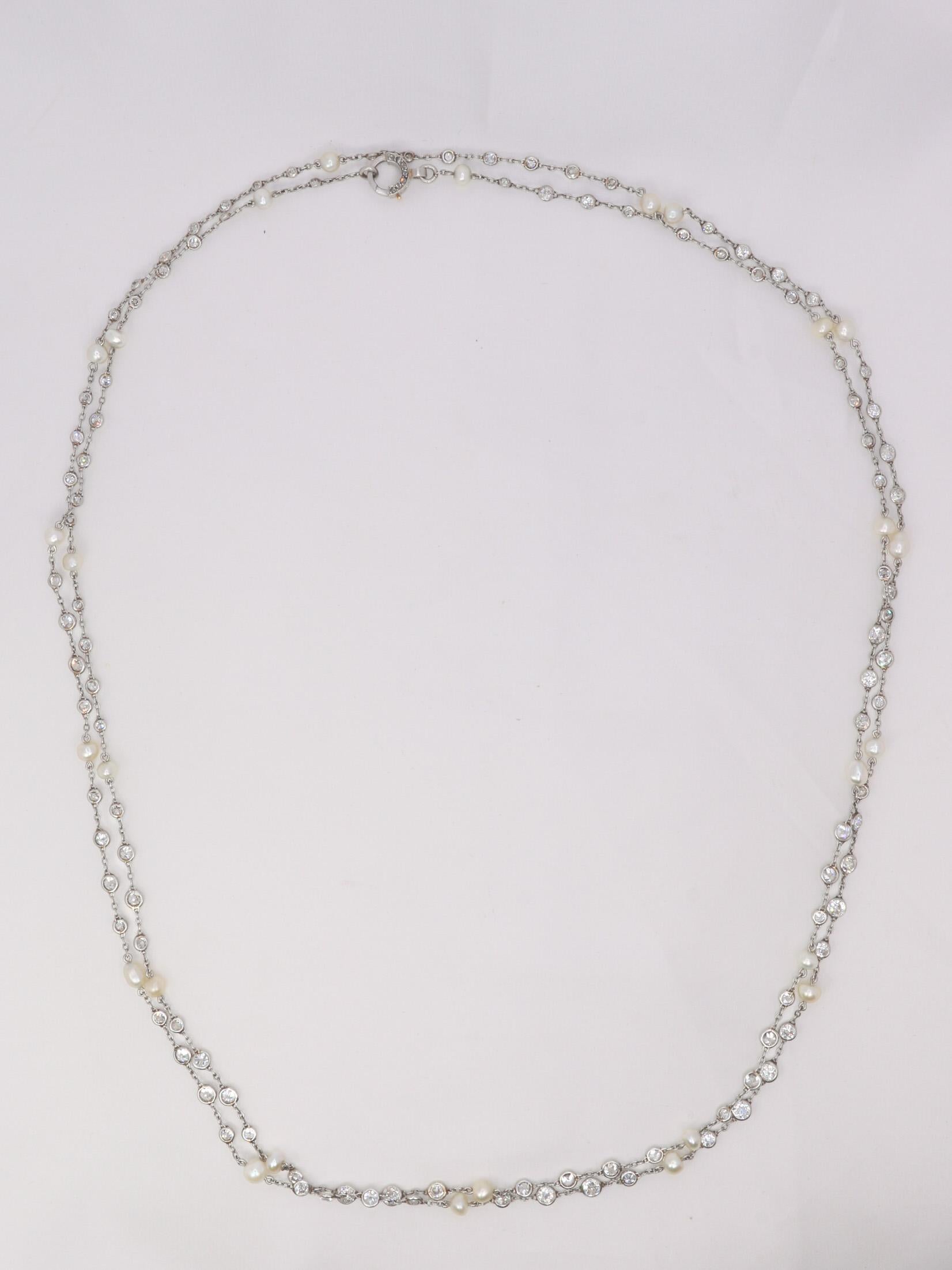 Taglio rotondo Collana lunga edoardiana in platino con perle naturali e diamanti in vendita