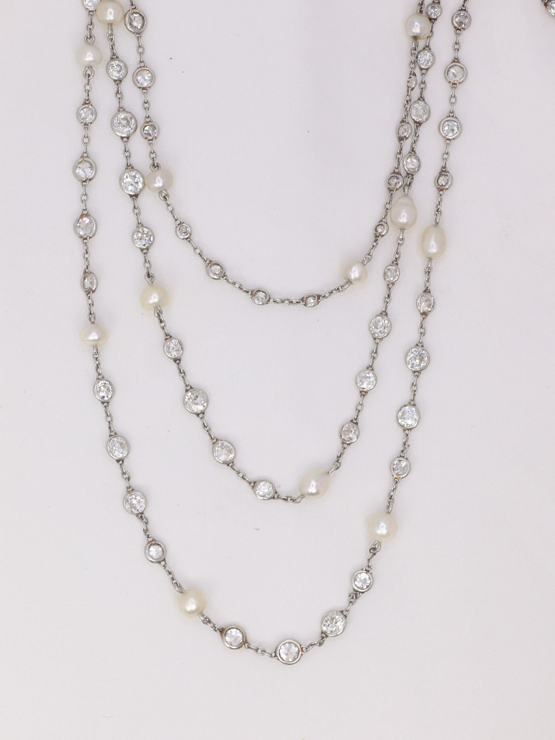 Donna Collana lunga edoardiana in platino con perle naturali e diamanti in vendita