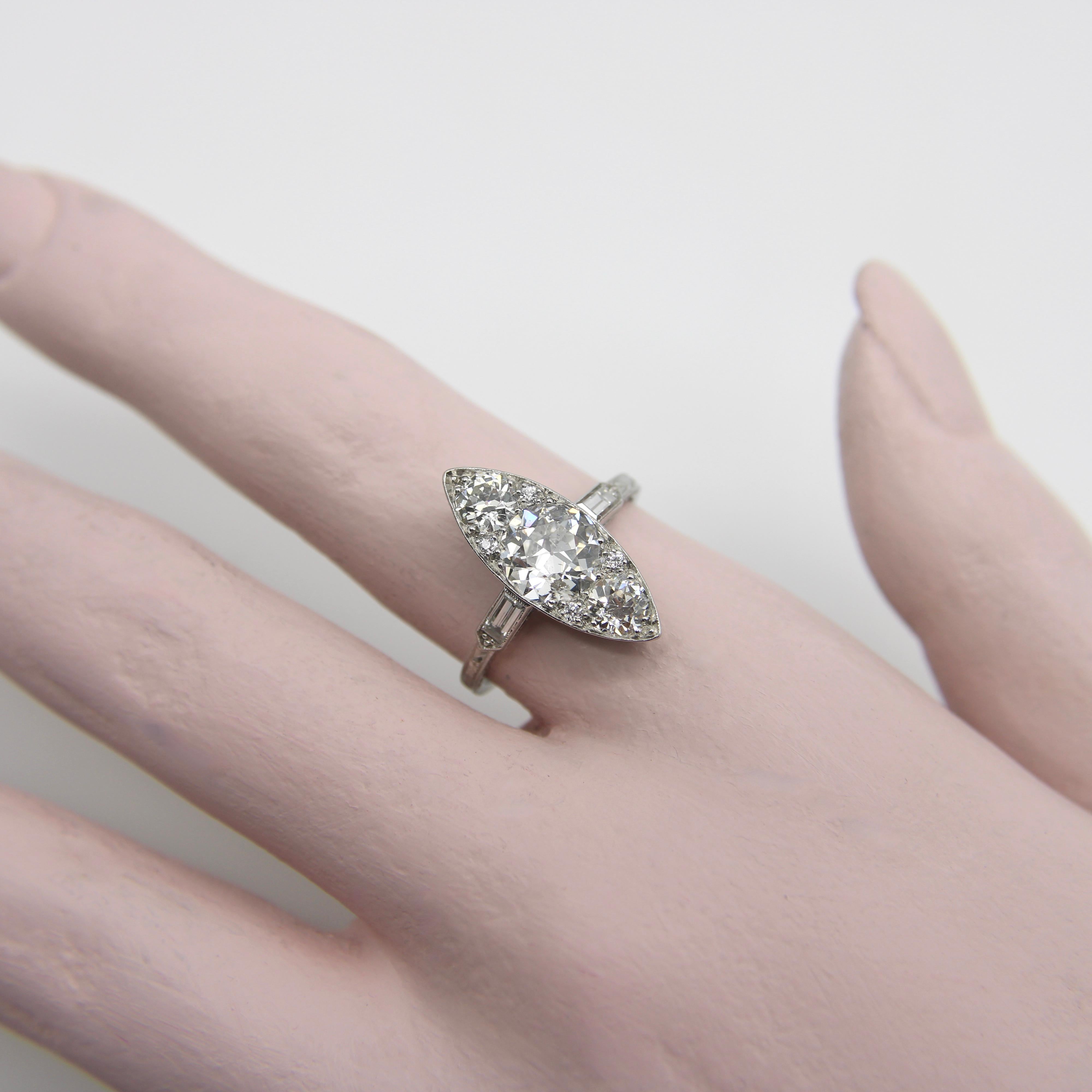 Navette-Ring aus edwardianischem Platin mit Diamant im alteuropäischen Schliff in Navette-Form  im Angebot 5