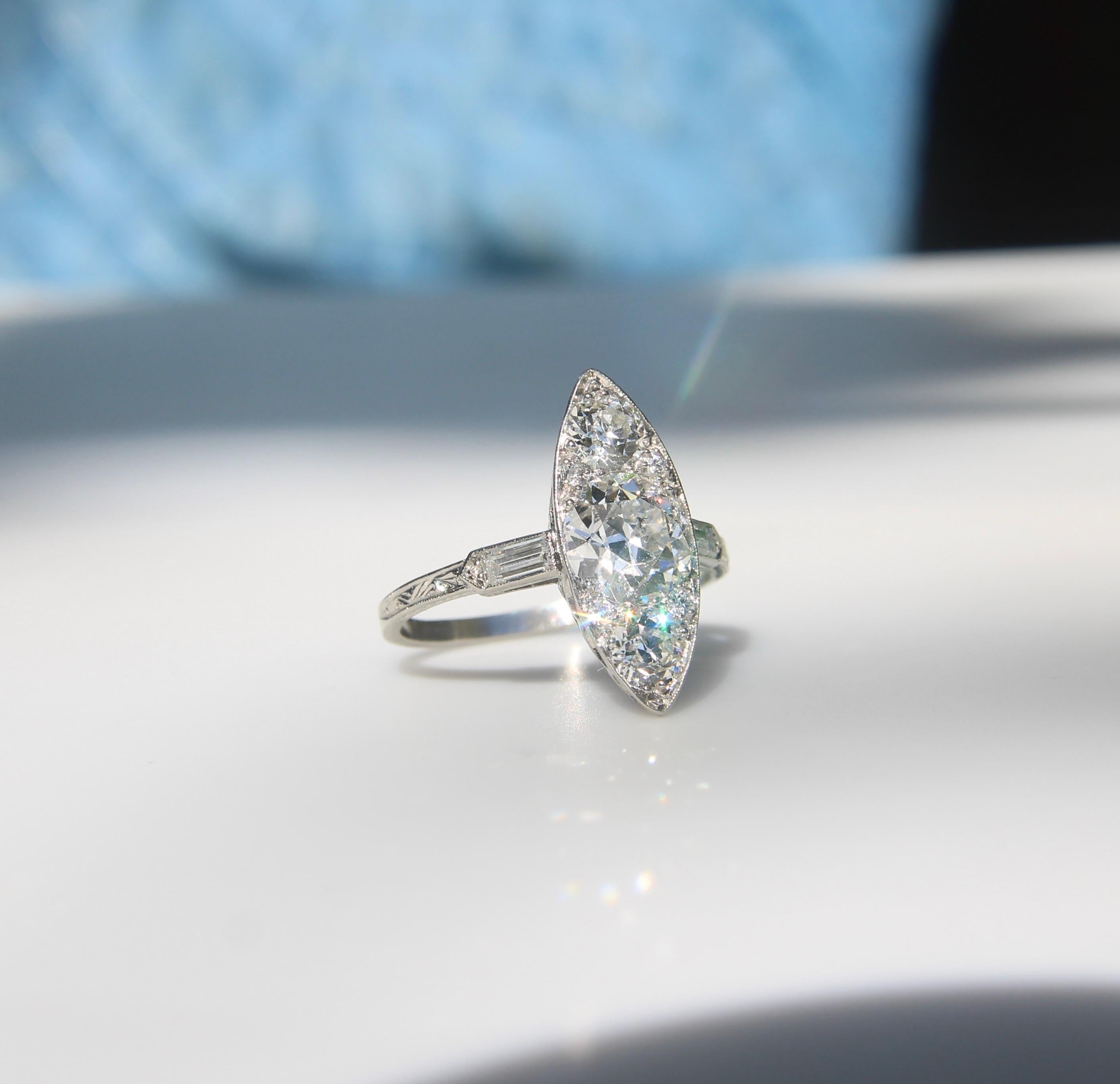 Dieser atemberaubende edwardianische Diamant-Verlobungsring besteht aus etwa 2,5 Karat Diamanten im Old European Cut. Die Diamanten sind strategisch in die Navette-Form gepackt, was den Eindruck einer funkelnden Oberfläche erweckt. Die Seiten werden