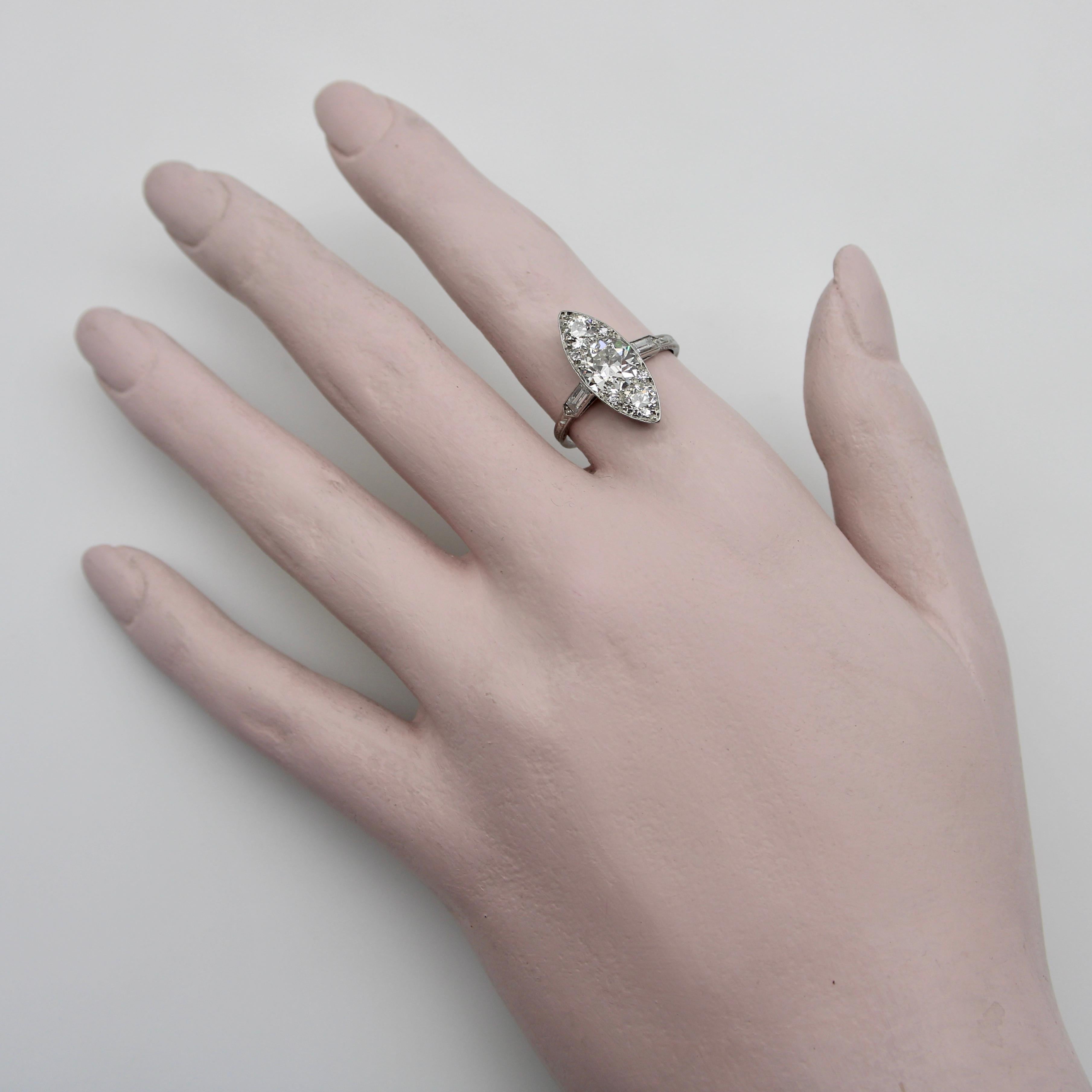 Navette-Ring aus edwardianischem Platin mit Diamant im alteuropäischen Schliff in Navette-Form  im Angebot 3