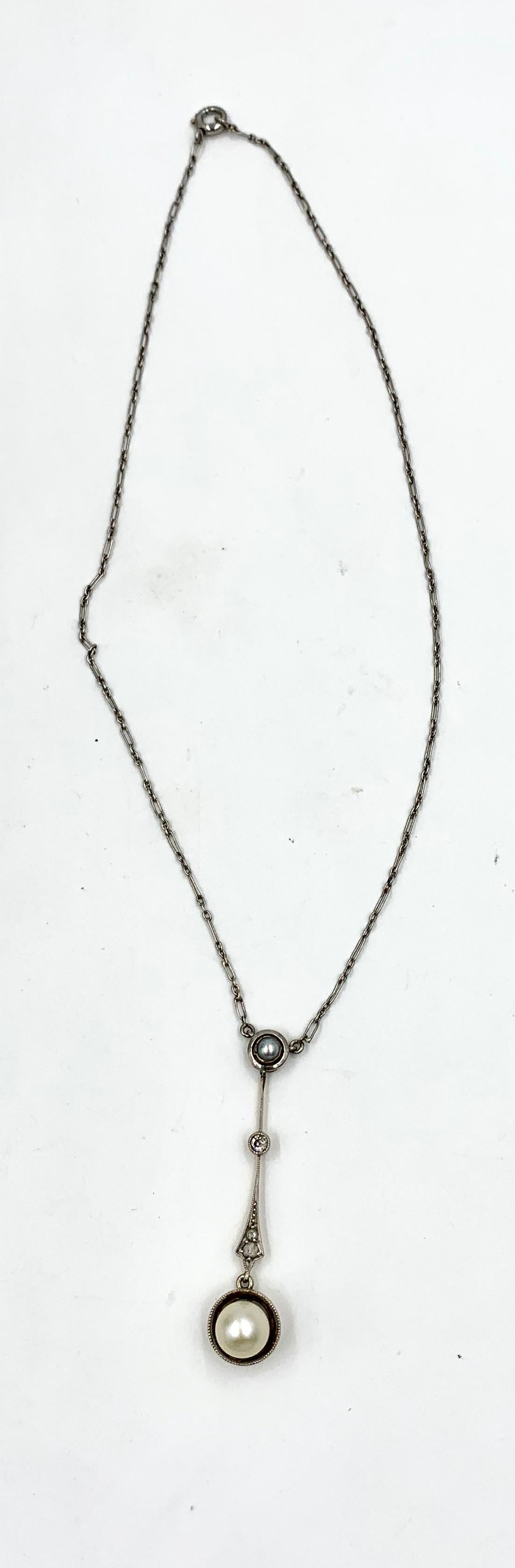 Halskette mit Perlenanhänger aus edwardianischem Platin mit Diamanten im Altminenschliff (Alteuropäischer Brillantschliff) im Angebot