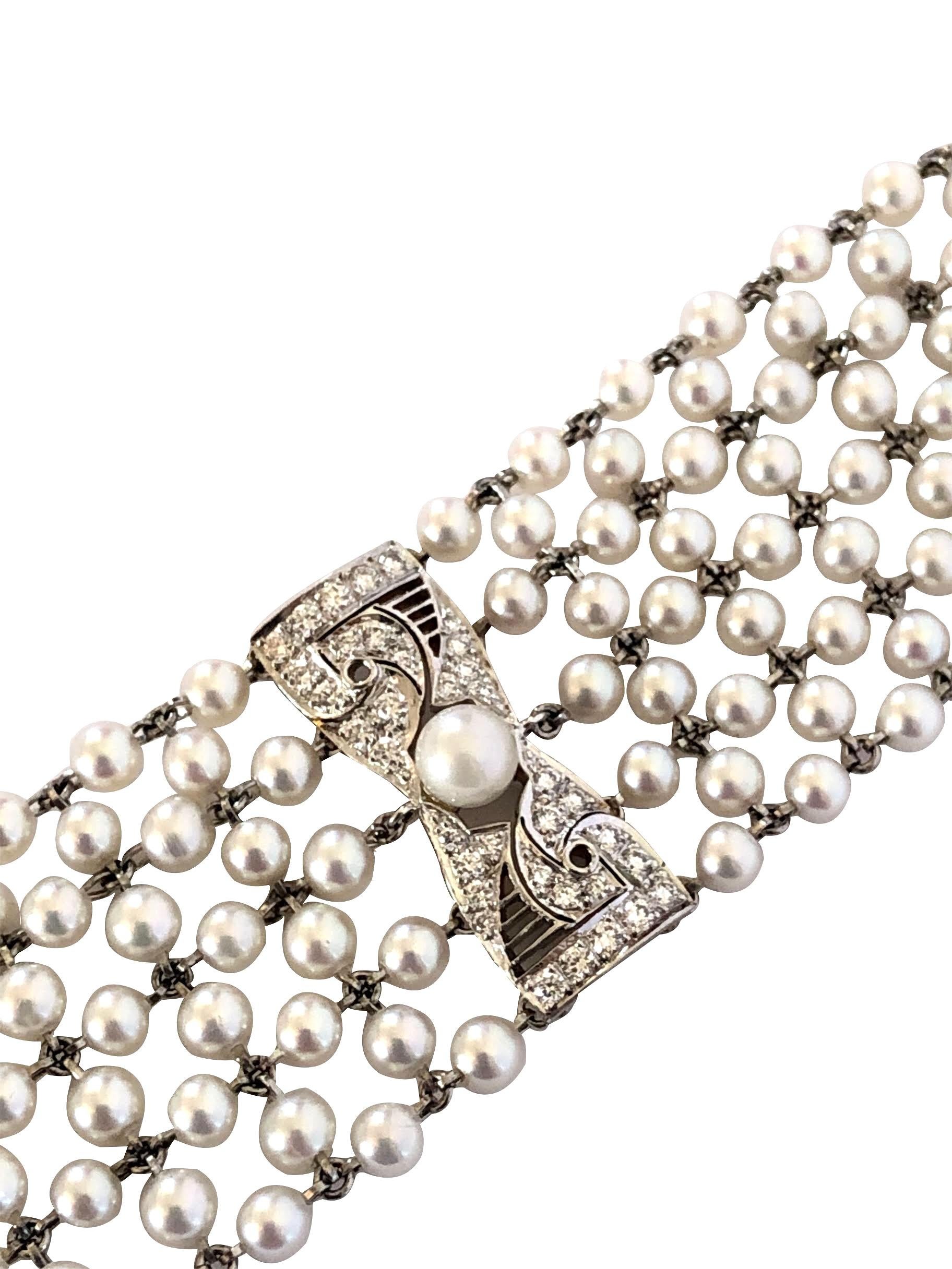 Bracciale Edwardiano in platino a fili intrecciati, risalente agli anni '20, misura 7,8 pollici di lunghezza e 1 pollice di larghezza. Molto finemente realizzato con filo di platino infilato in 3 perle M.M. di colore rosa biancastro che gli