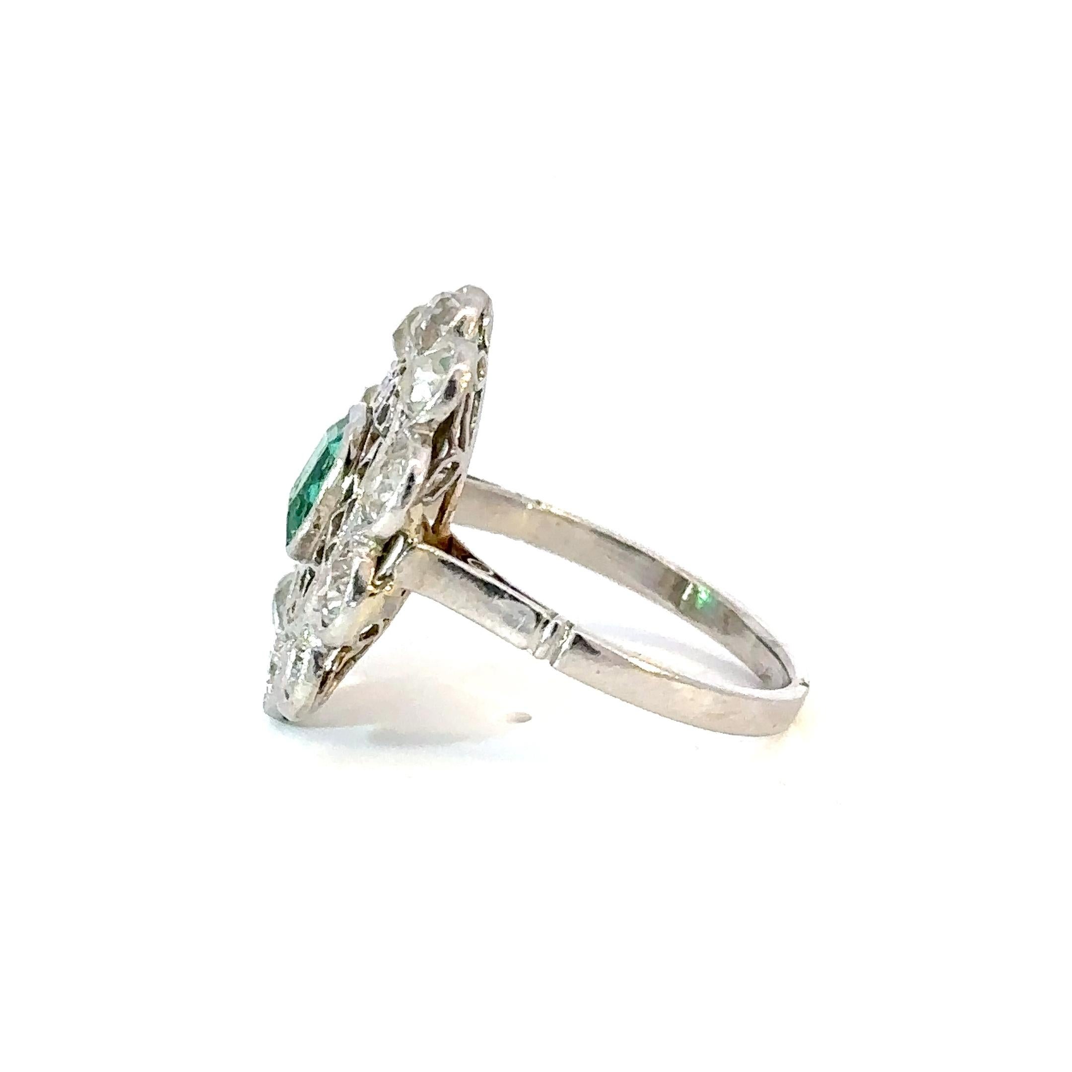 Dieser exquisite, aus Platin gefertigte Ring aus der Edwardianischen Ära ist ein Zeugnis für die raffinierte Schmuckkunst des frühen 20. Sein Herzstück ist ein natürlicher Smaragd von 1,10 Karat, der wahrscheinlich aus Kolumbien stammt und einen