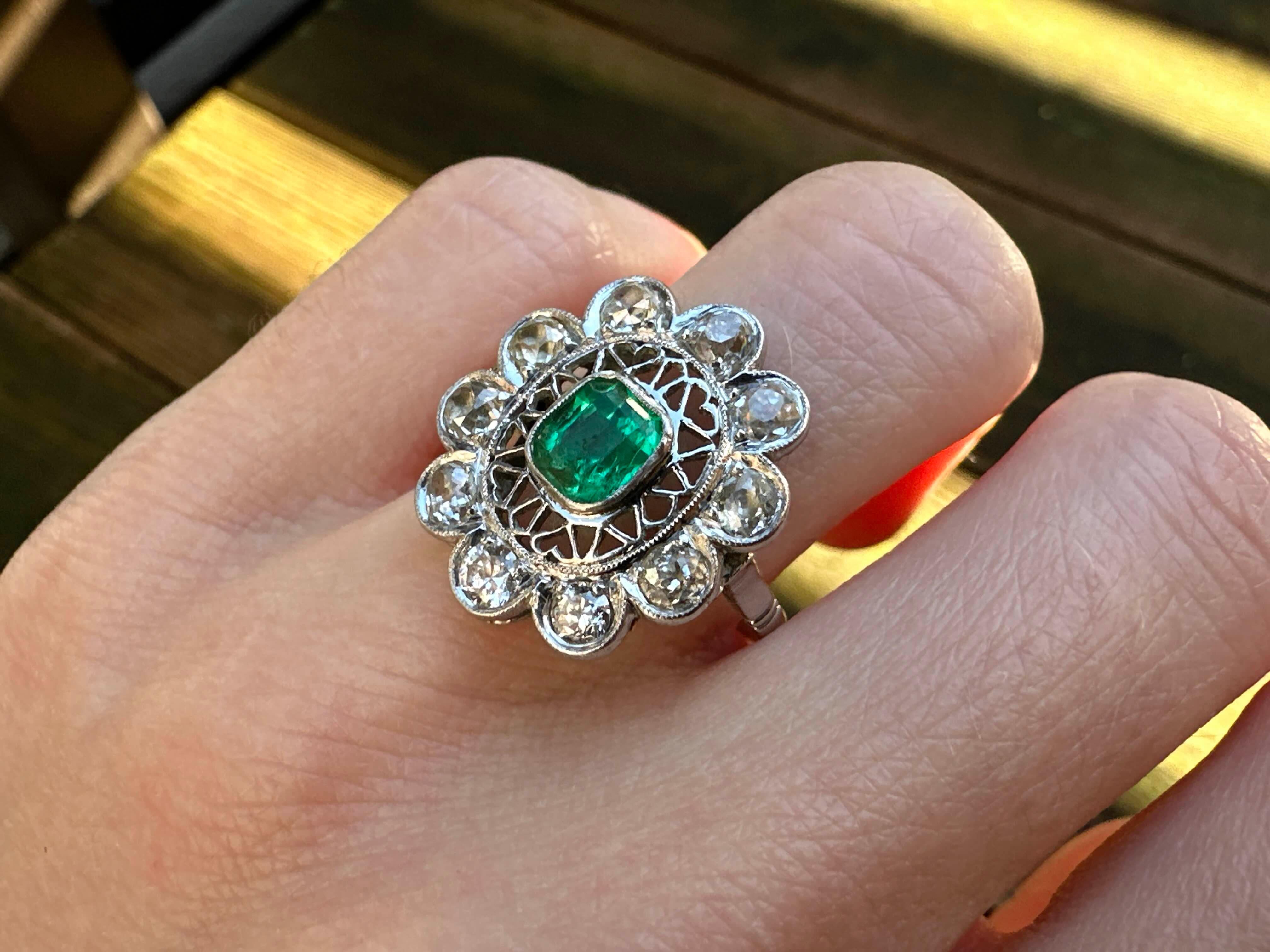Edwardianischer Platinring - 1,10ct kolumbianischer Smaragd & Diamanten im Altschliff in einem Intr im Angebot 1