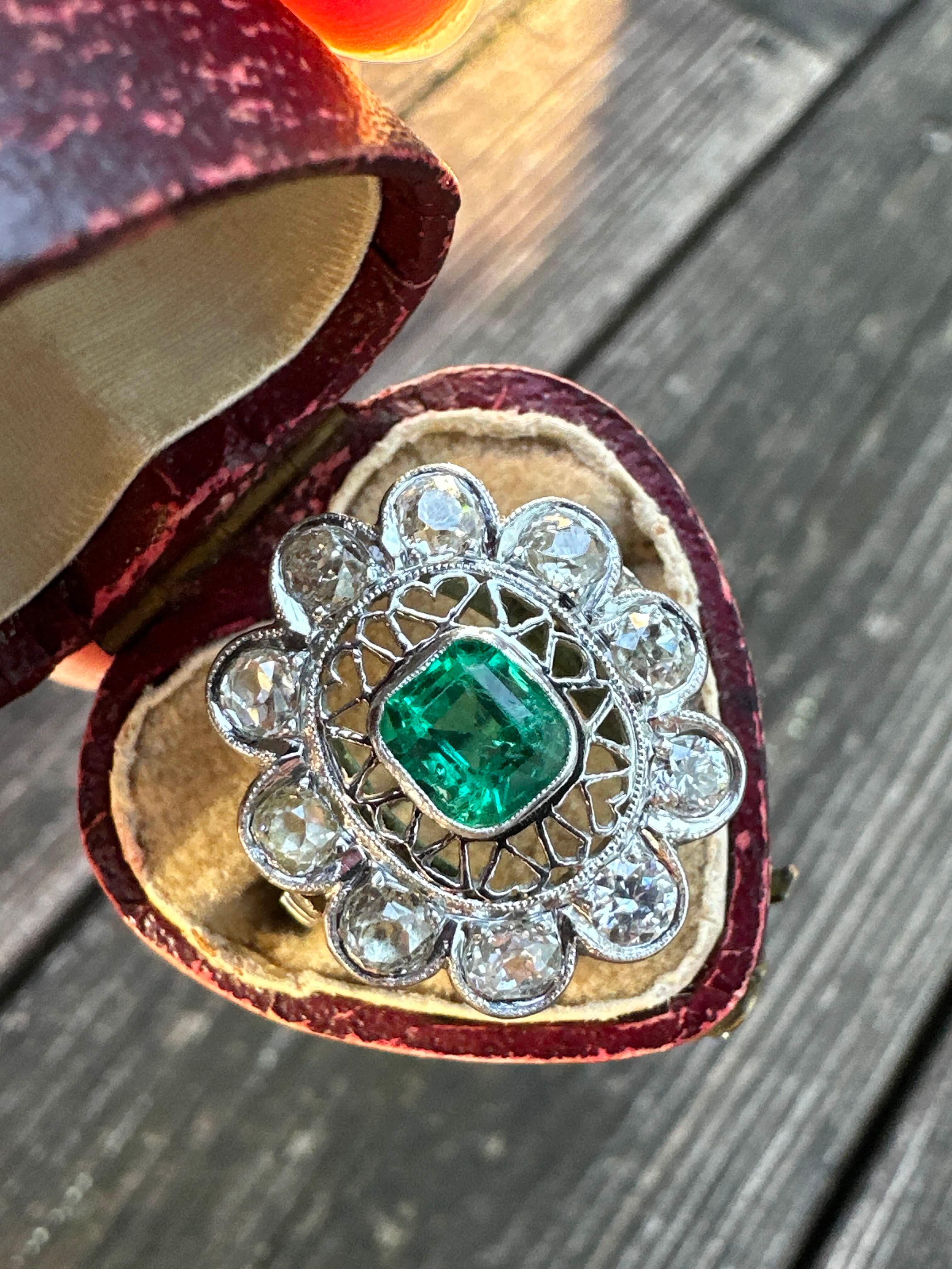 Edwardianischer Platinring - 1,10ct kolumbianischer Smaragd & Diamanten im Altschliff in einem Intr im Angebot 2