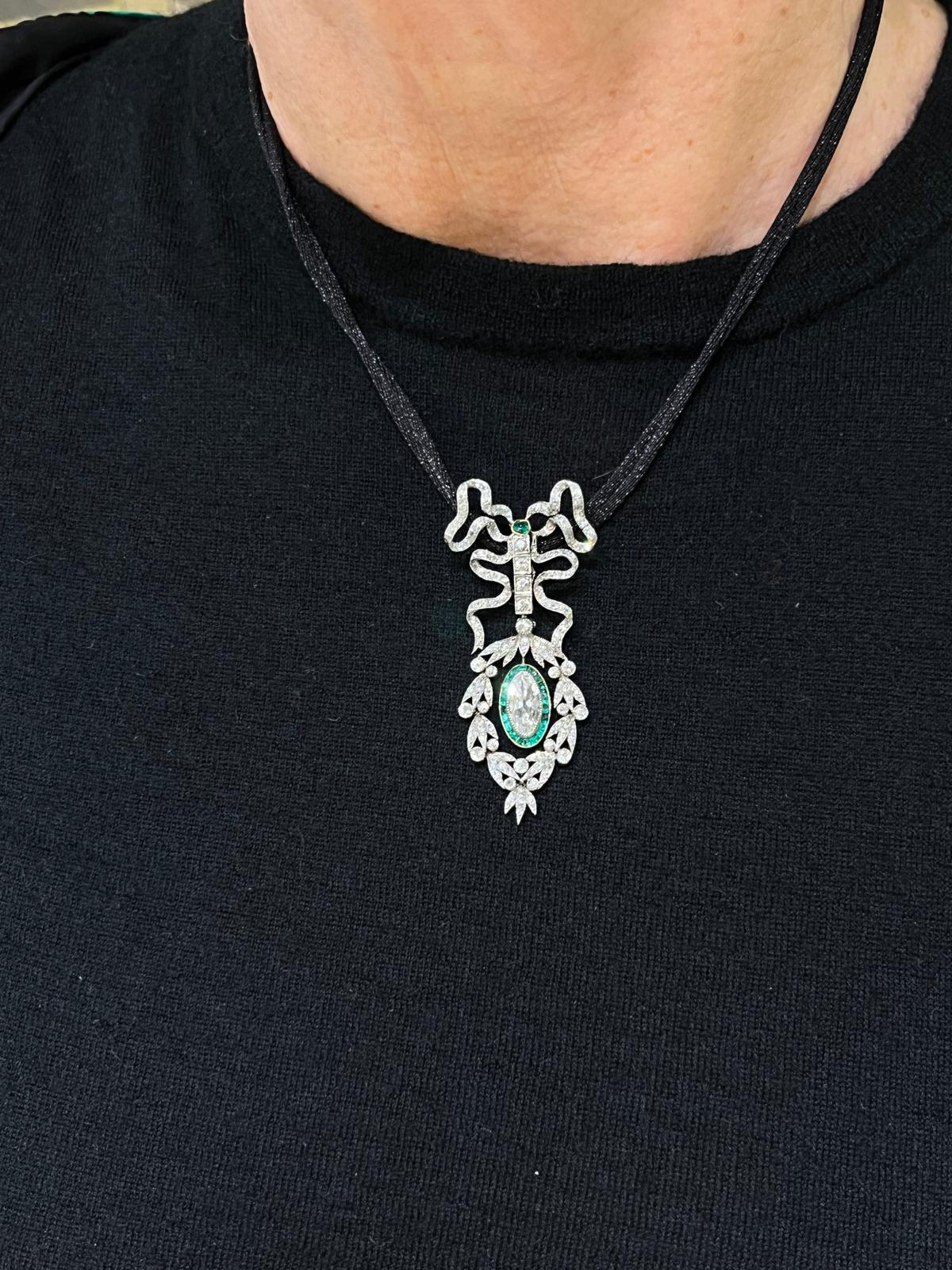 Pendente edoardiano altamente rappresentativo in platino, oro rosa, diamanti e smeraldi, circa 1910.

Il ciondolo è disegnato, come molti pezzi dell'epoca edoardiana, come un fiocco altamente stilizzato. I nastri del fiocco scendono elegantemente in