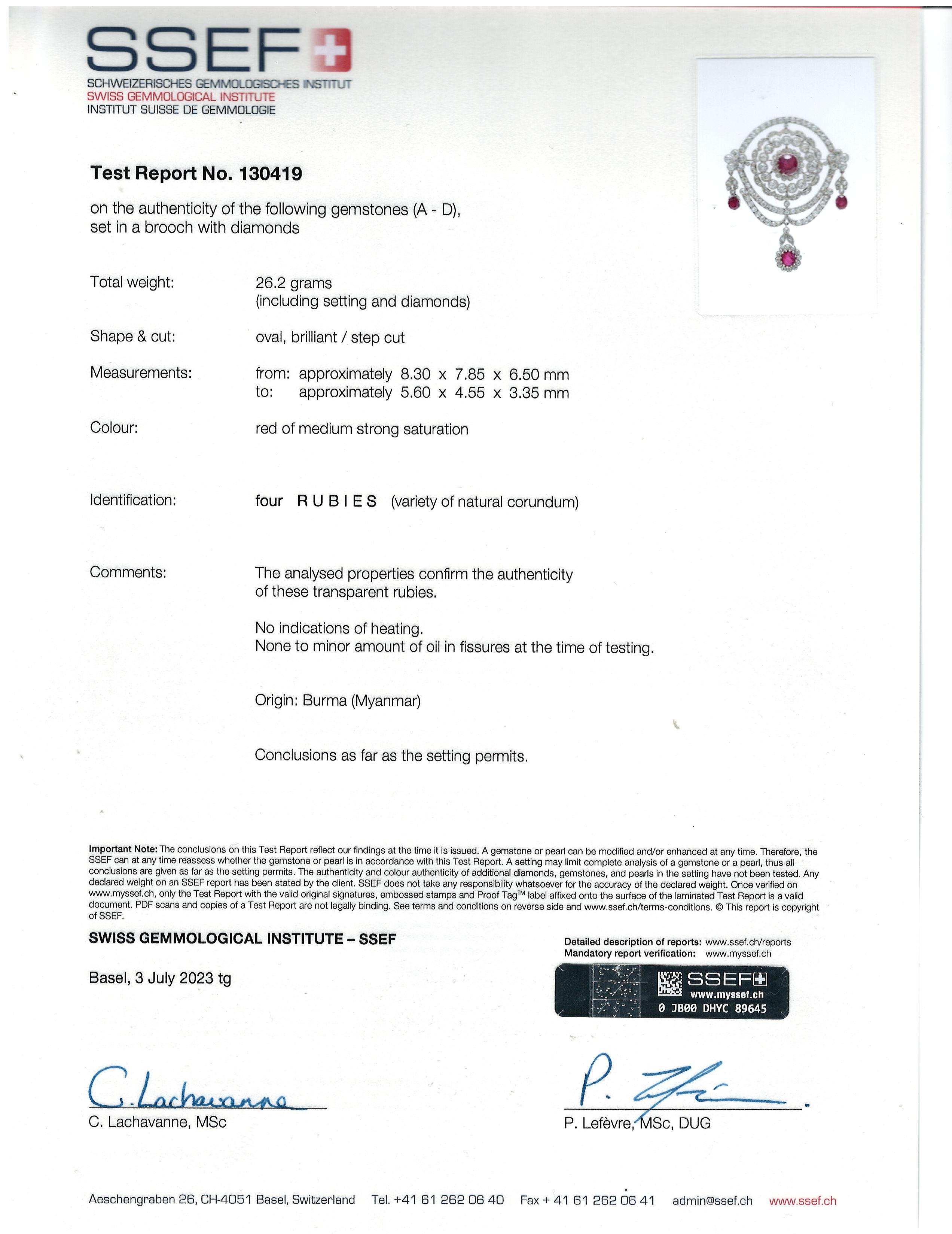 Questa squisita spilla edoardiana emana un'eleganza classica e un lusso senza tempo, incarnando il perfetto connubio tra storia e artigianato. Con uno splendido rubino Burma no-heat da 3,73 carati al centro, circondato da altri 2,07 carati di rubini