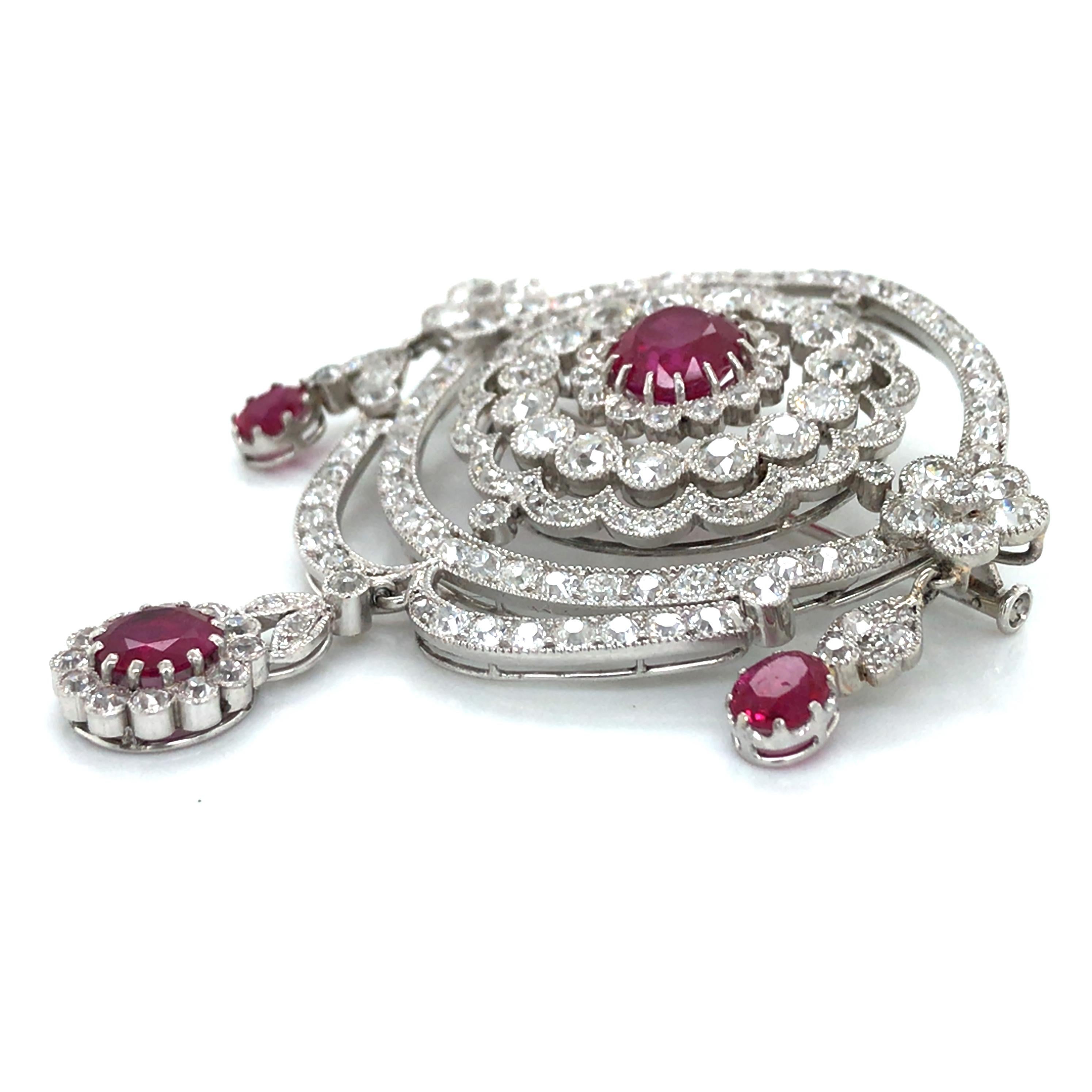 Taglio rotondo Spilla edoardiana in platino con diamante e rubino, SSEF in vendita