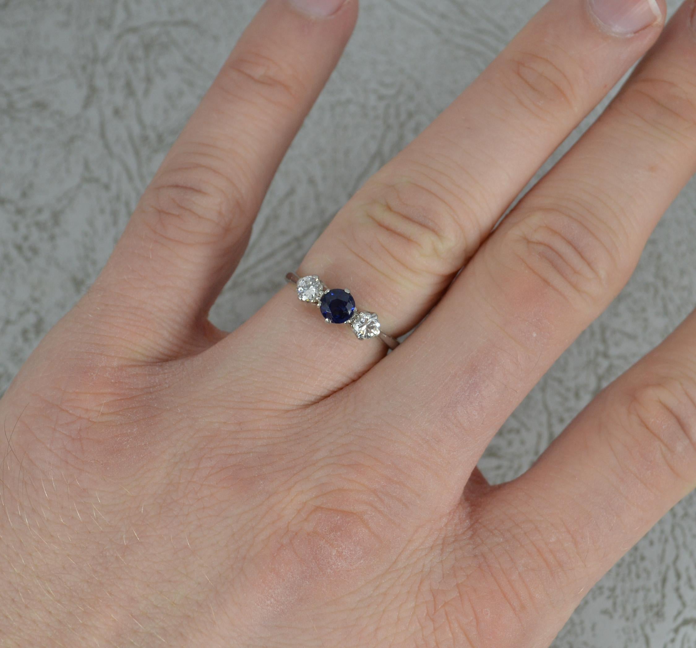 Ein prächtiger Trilogiering aus der Edwardianischen Zeit, um 1920.
Durchgehend aus 950er Platin modelliert.
Der Ring besteht aus drei Steinen: einem tiefblauen Saphir in der Mitte und einem Diamanten im Brillantschliff an jeder Seite. Ca. 0,32ct