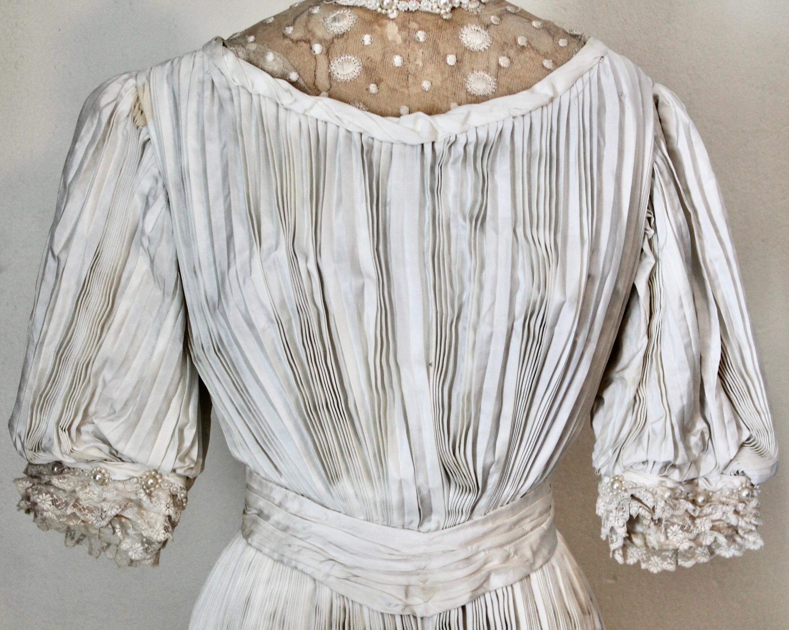 Vestido de novia o de té eduardiano de seda crema plisada en venta 5