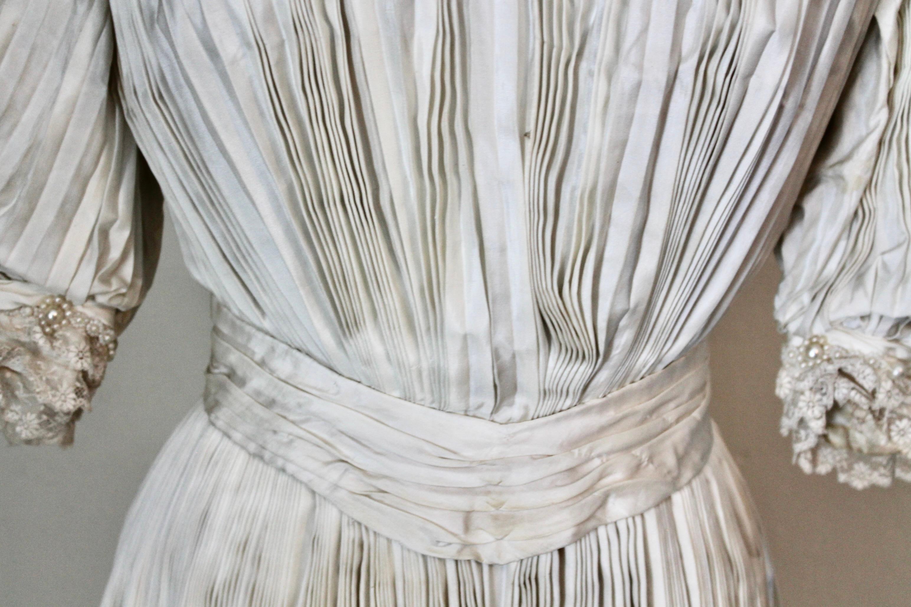 Vestido de novia o de té eduardiano de seda crema plisada en venta 6