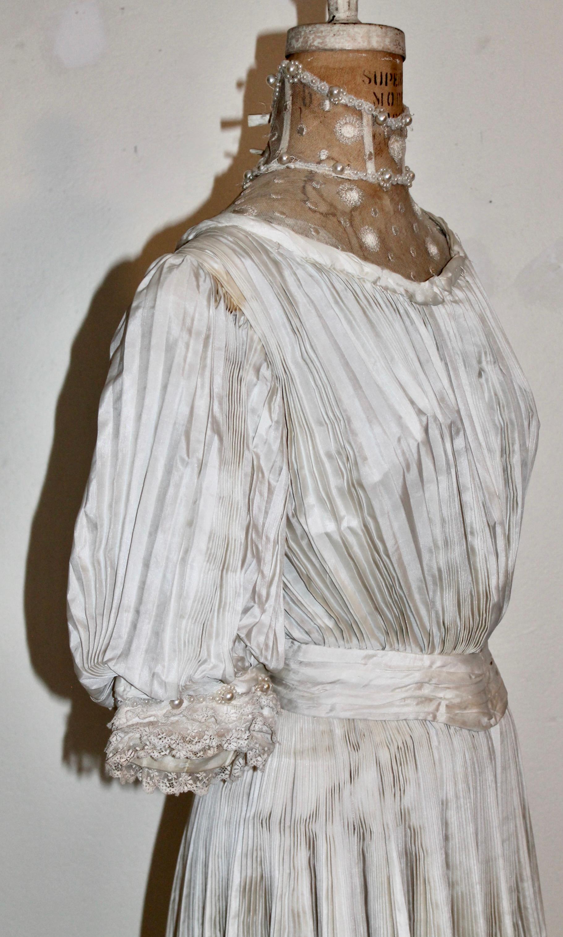 Vestido de novia o de té eduardiano de seda crema plisada en venta 7