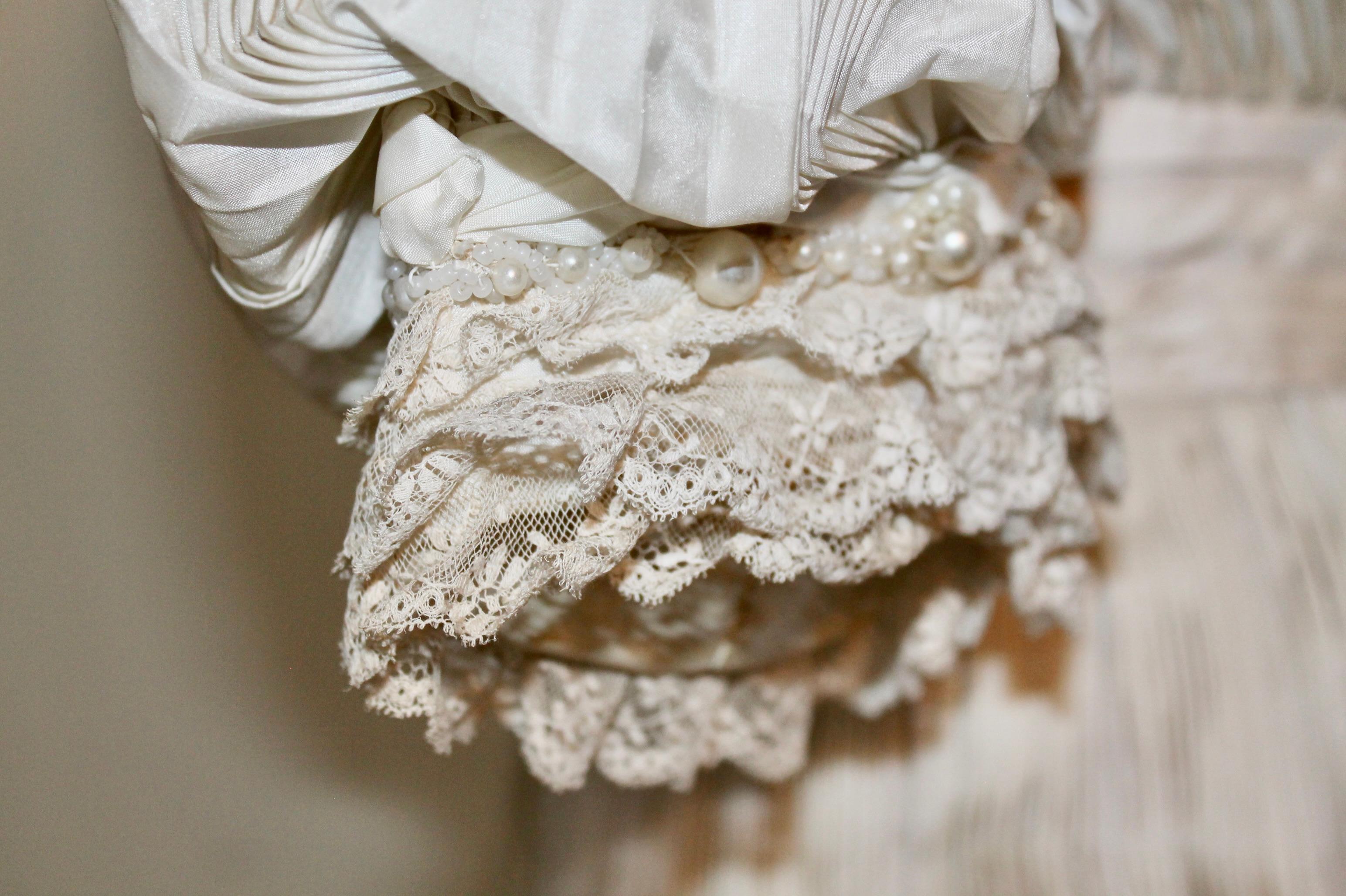 Vestido de novia o de té eduardiano de seda crema plisada en venta 8
