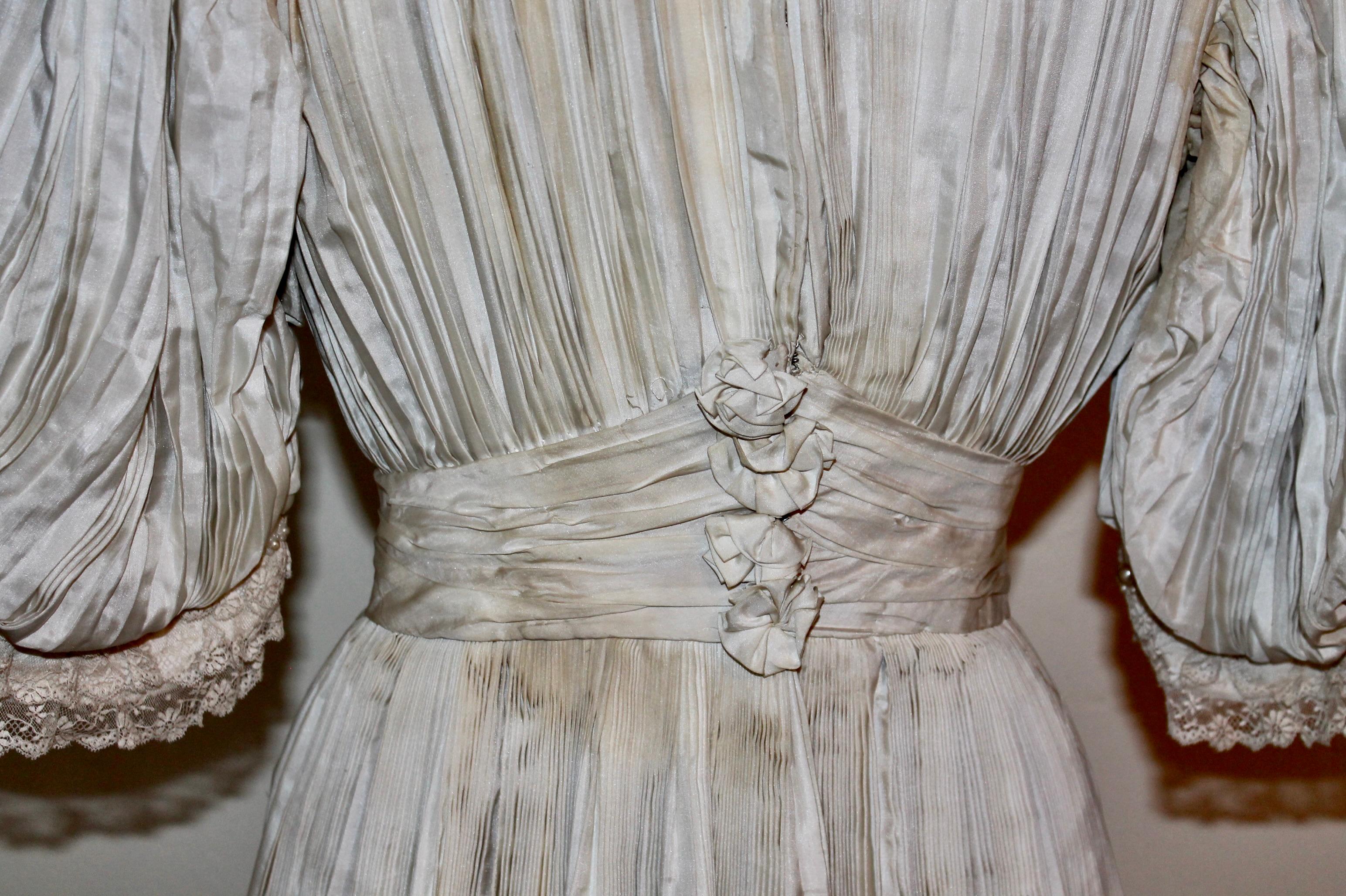 Vestido de novia o de té eduardiano de seda crema plisada en venta 9