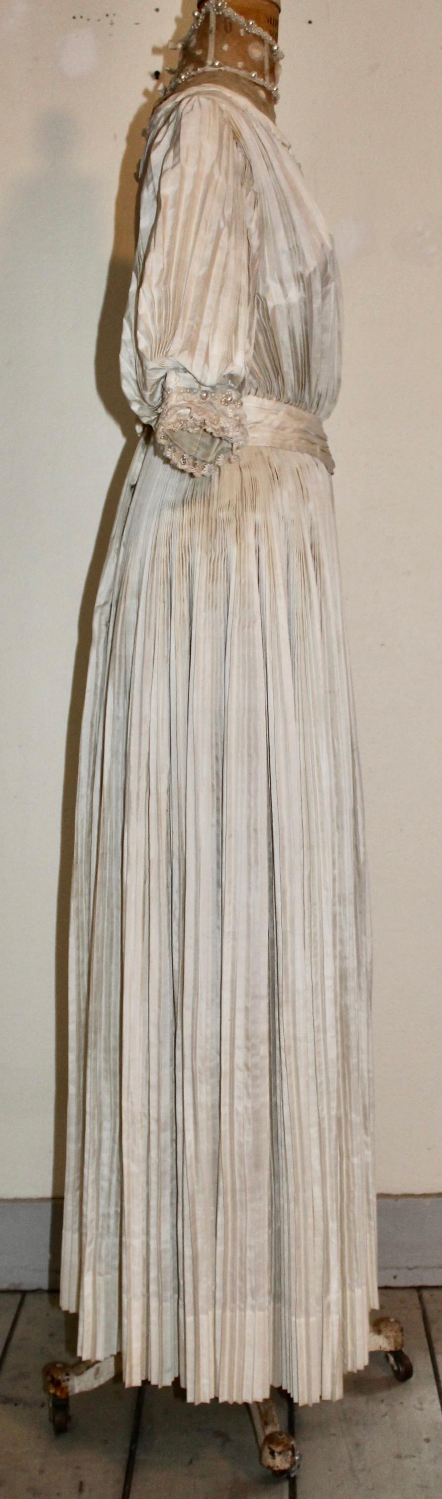 Vestido de novia o de té eduardiano de seda crema plisada Beige en venta