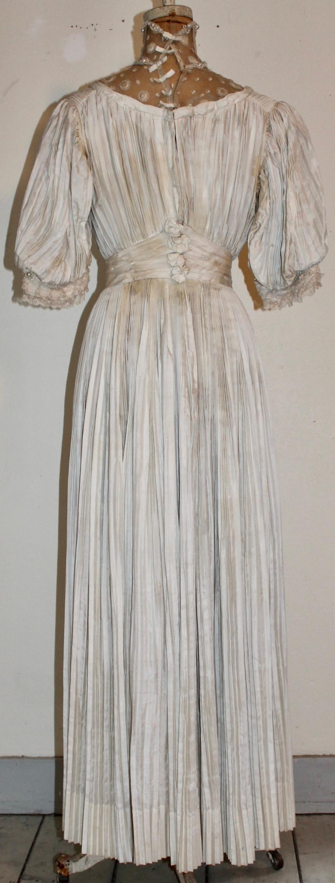 Vestido de novia o de té eduardiano de seda crema plisada en Bueno estado para la venta en Sharon, CT