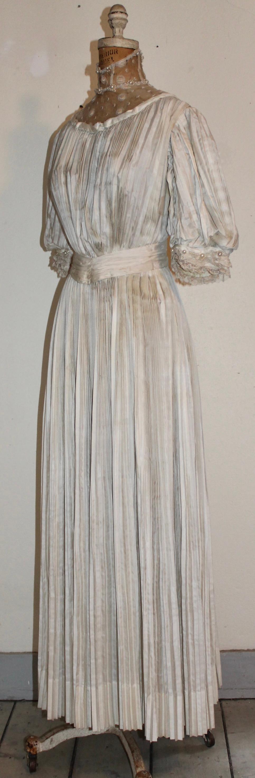 De las mujeres Vestido de novia o de té eduardiano de seda crema plisada en venta