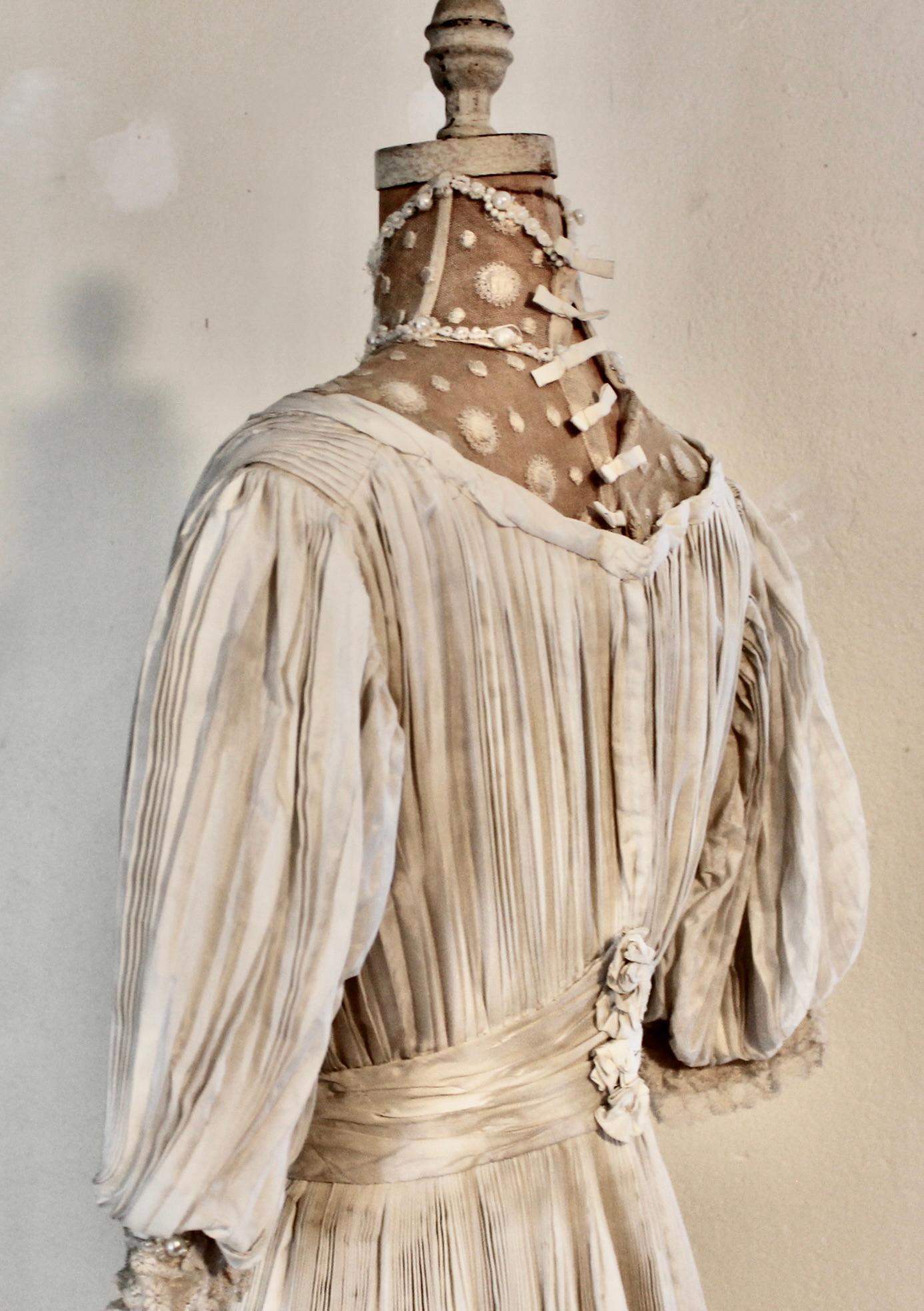 Vestido de novia o de té eduardiano de seda crema plisada en venta 2