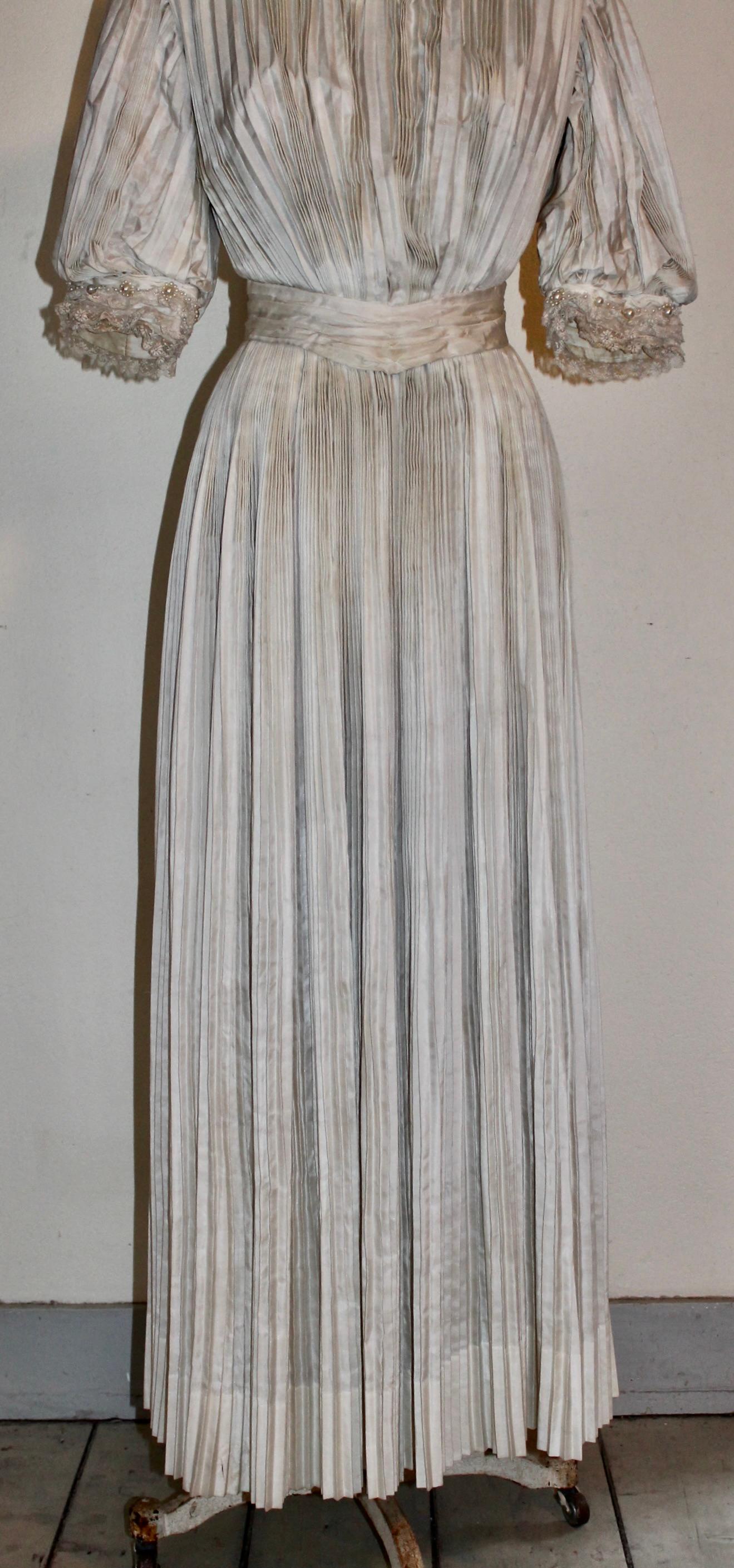 Vestido de novia o de té eduardiano de seda crema plisada en venta 3
